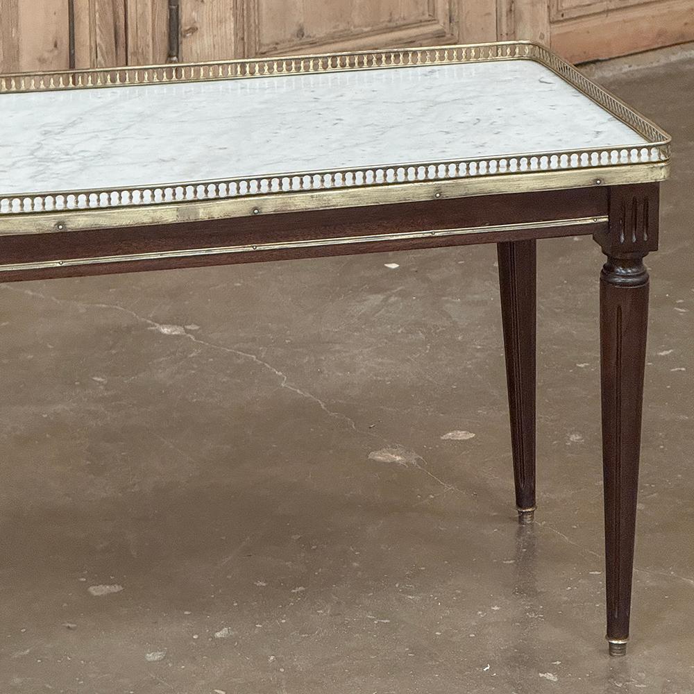 Laiton Ancienne table basse du Directoire français à plateau en marbre de Carrare en vente
