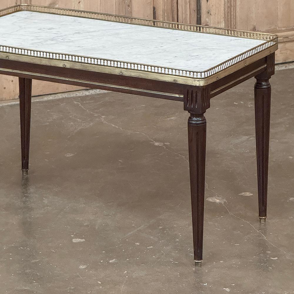Ancienne table basse du Directoire français à plateau en marbre de Carrare en vente 1