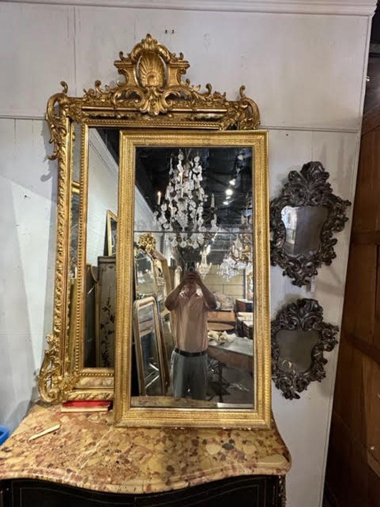 Sehr schöner französischer Directoire-Spiegel aus vergoldetem Holz mit geteiltem Quecksilberglas. Schöne Details am Rahmen. Ein klassisches Stück. So schön!!!