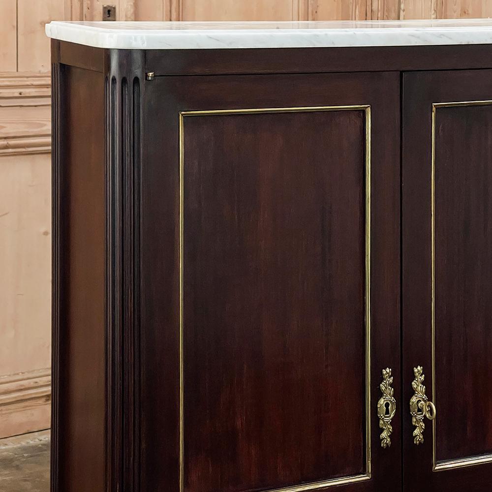 Ancienne petite armoire de style Directoire française en acajou avec plateau en marbre de Carrare en vente 3