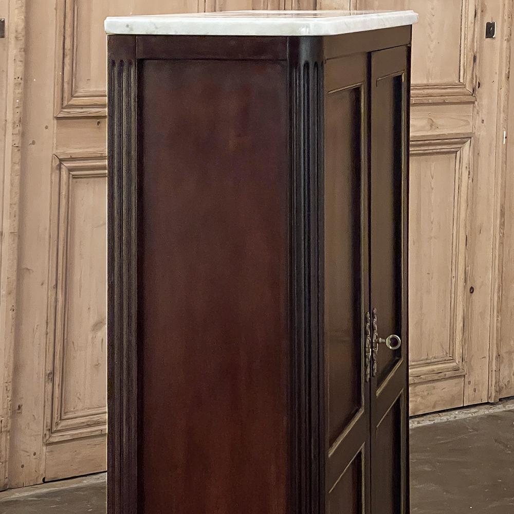 Ancienne petite armoire de style Directoire française en acajou avec plateau en marbre de Carrare en vente 9