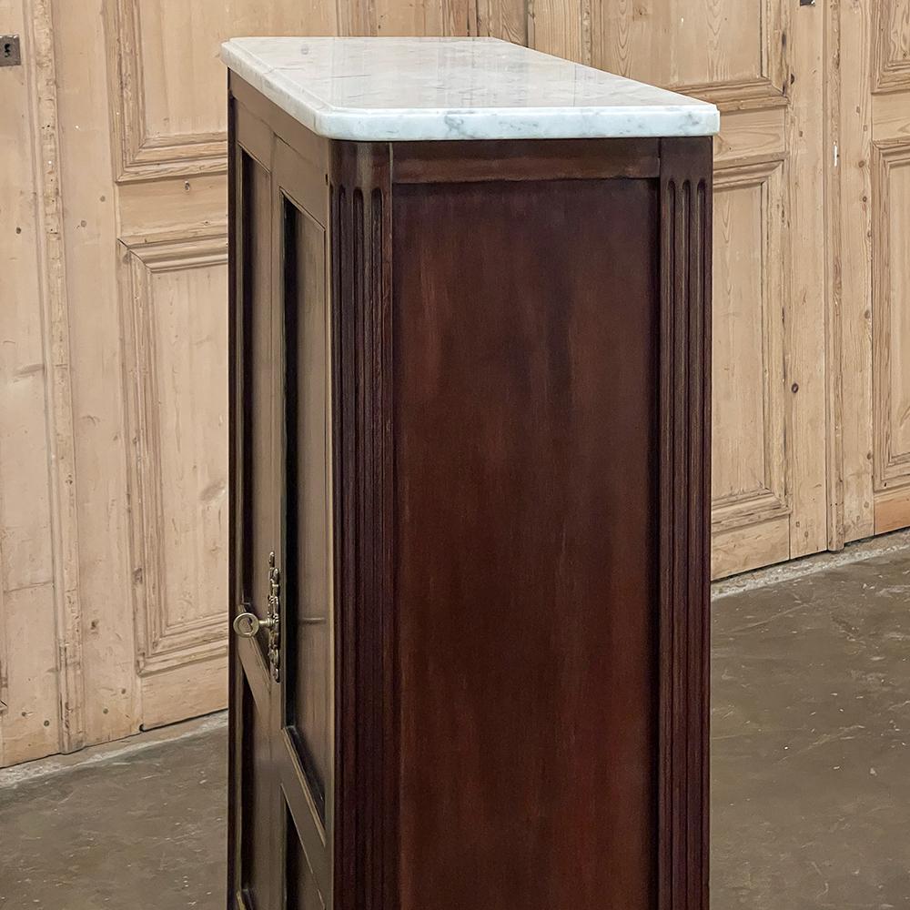Ancienne petite armoire de style Directoire française en acajou avec plateau en marbre de Carrare en vente 11