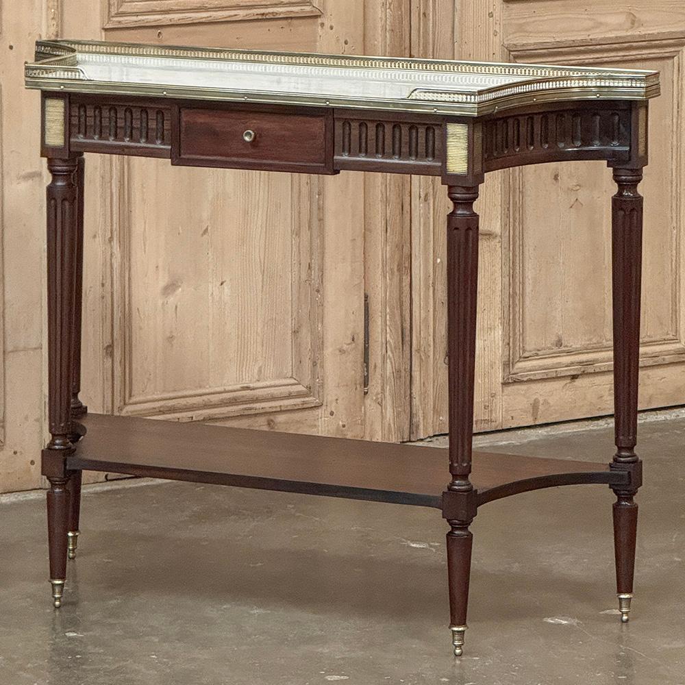 La Consola Neoclásica de Caoba con Mármol de Carrara Antique French Directoire es ideal para el plano eficiente, o para añadir un bonito toque final a cualquier habitación, incluidos vestíbulos, rellanos de escaleras y entradas.  Con sólo 14