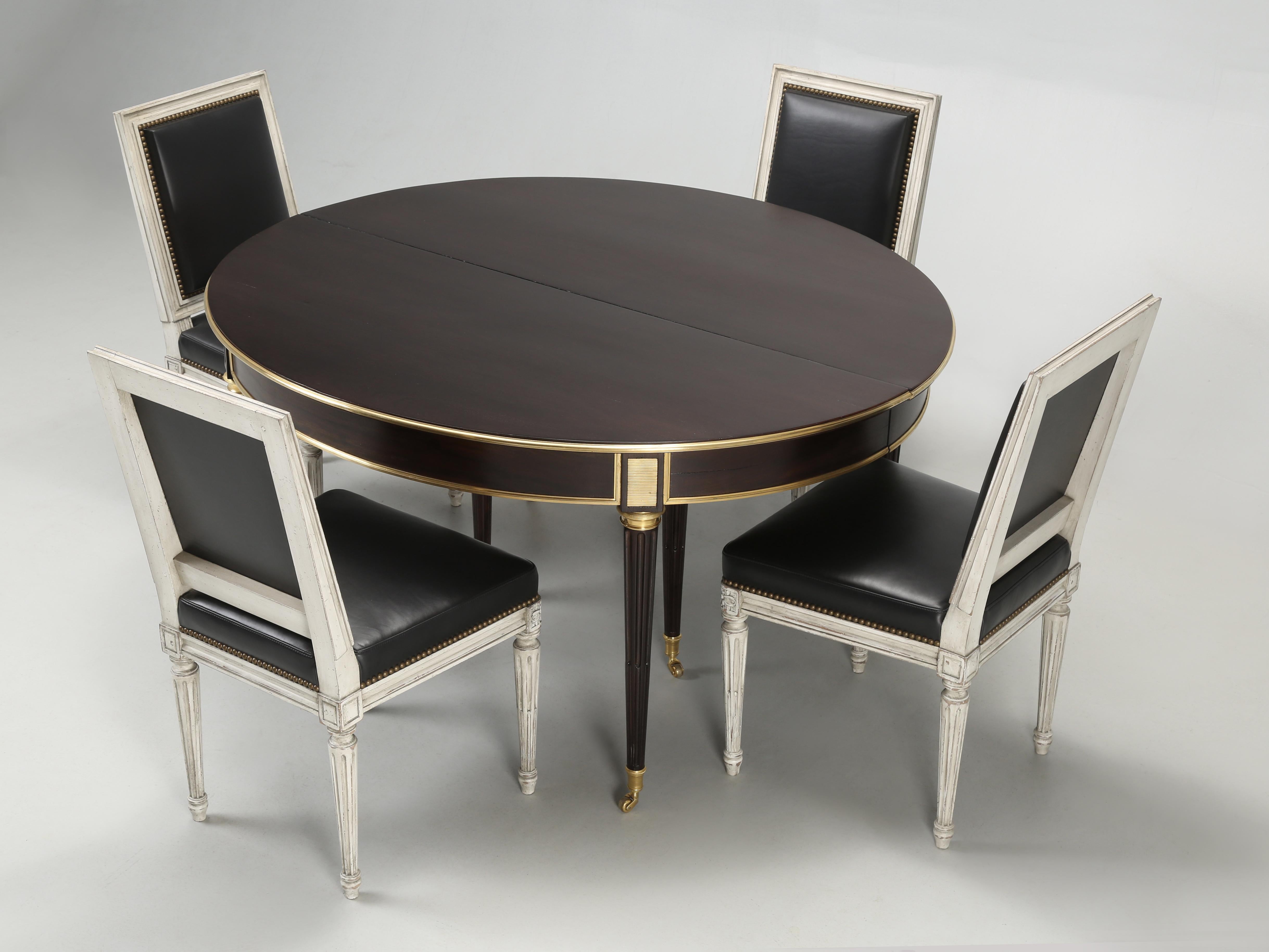 Ancienne table de salle à manger française de style Directoire en acajou massif, détails en bronze exquis en vente 10