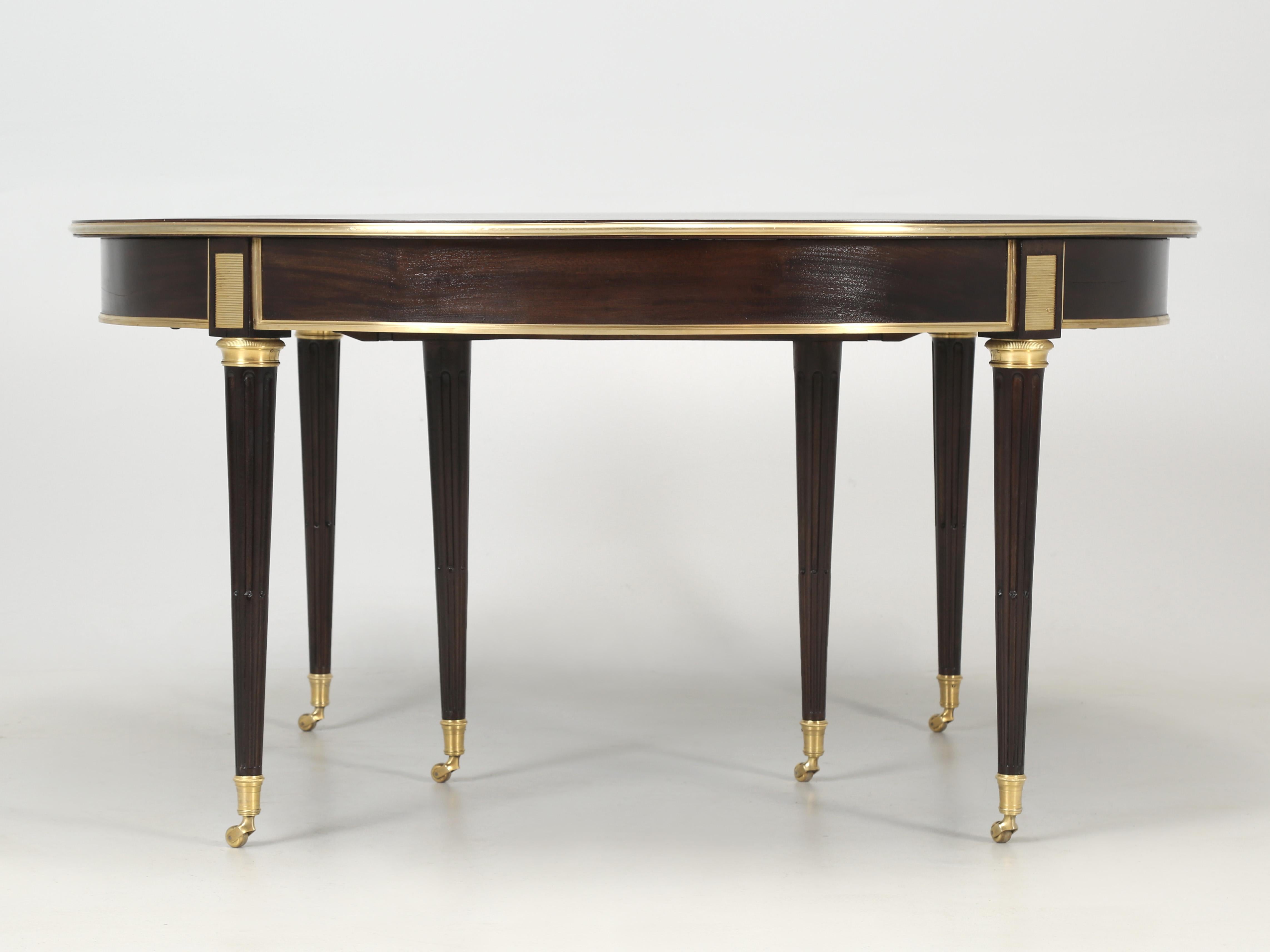 À première vue, on pourrait croire que cette table à manger en acajou n'est qu'une autre table à manger française de style Louis XVI en placage d'acajou des années 1940-1960. En regardant de plus près, vous verrez une table à manger française