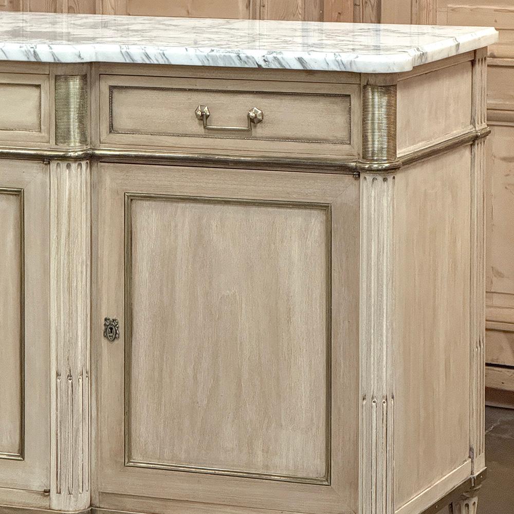 Antique French Directoire Buffet rayado con tapa de mármol de Carrara siglo XX en venta