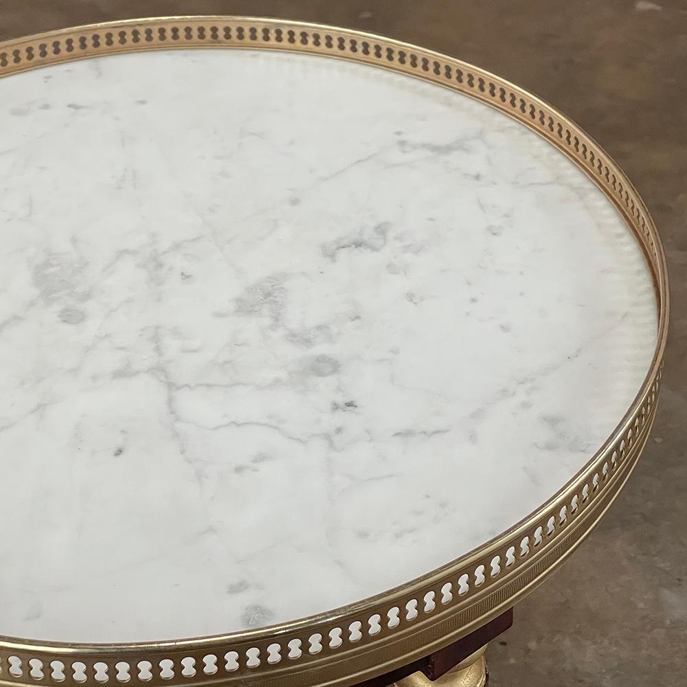 Antiker französischer Bouillotte-Beistelltisch im Directoire-Stil mit Carrara-Marmor im Angebot 1