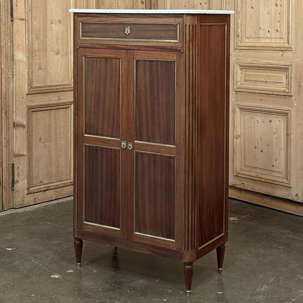 El Armario de Caoba Estilo Directoire Antique French con Mármol de Carrara tiene un aspecto clásico y a medida que nunca pasará de moda.  Fabricado en caoba exótica importada, presenta un diseño que incluye un único cajón de ancho completo en la