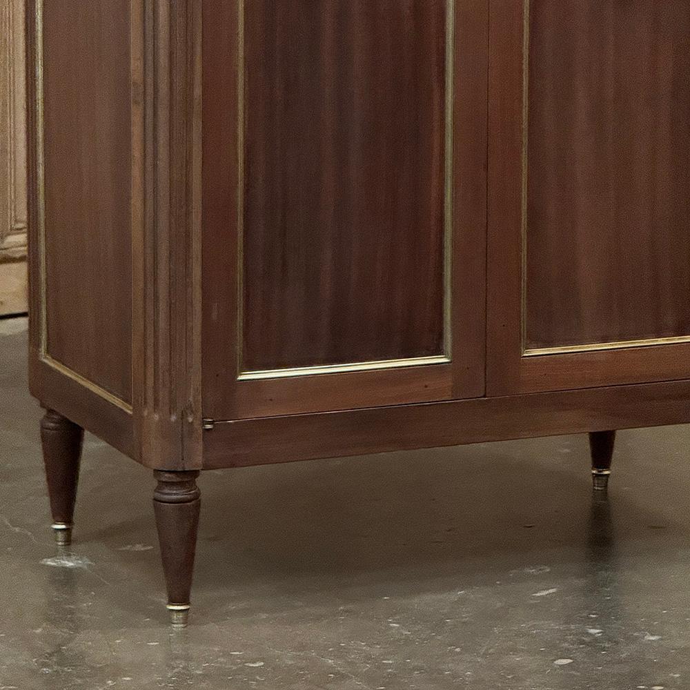 Antiguo Armario de Caoba Estilo Directoire Francés con Mármol de Carrara Latón en venta
