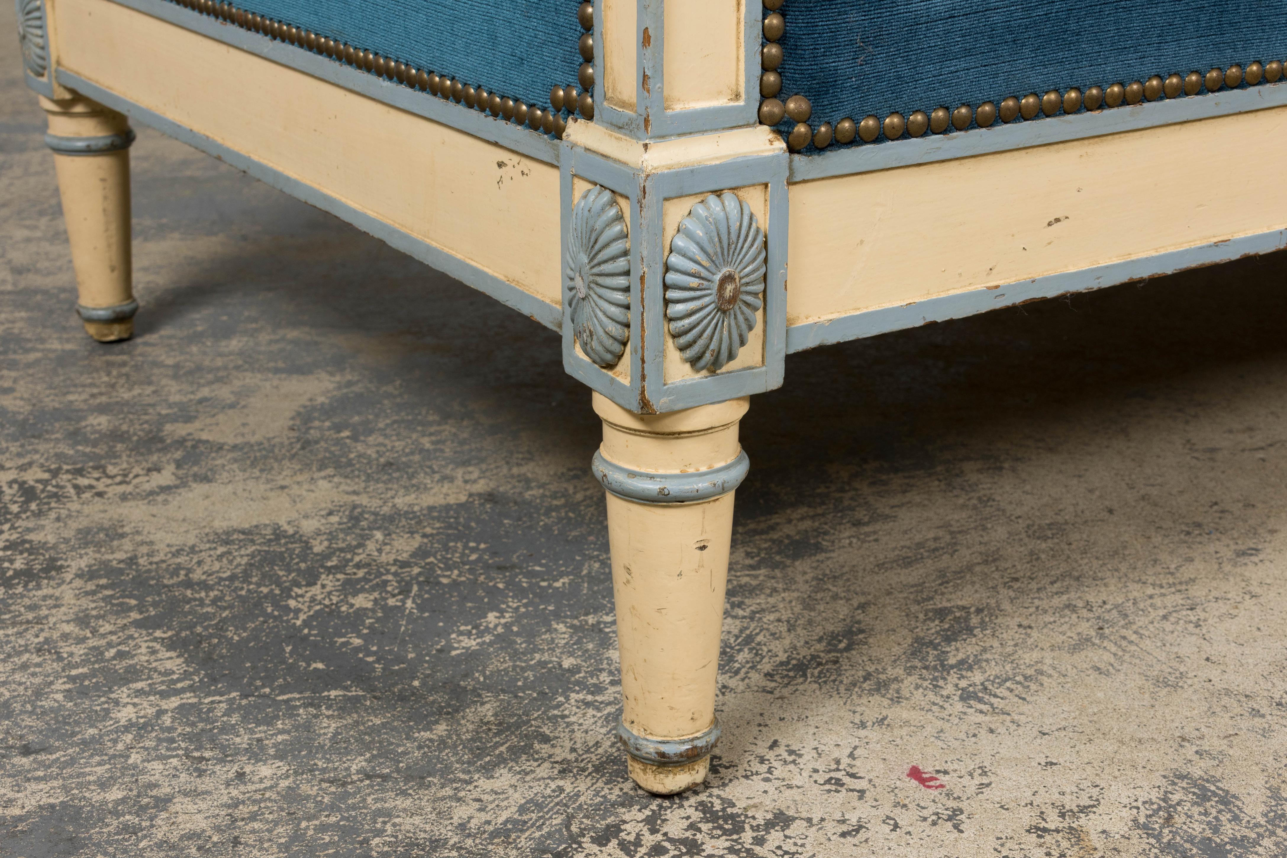 Antique French Style Directoire Sofá pintado en terciopelo azul en venta 2