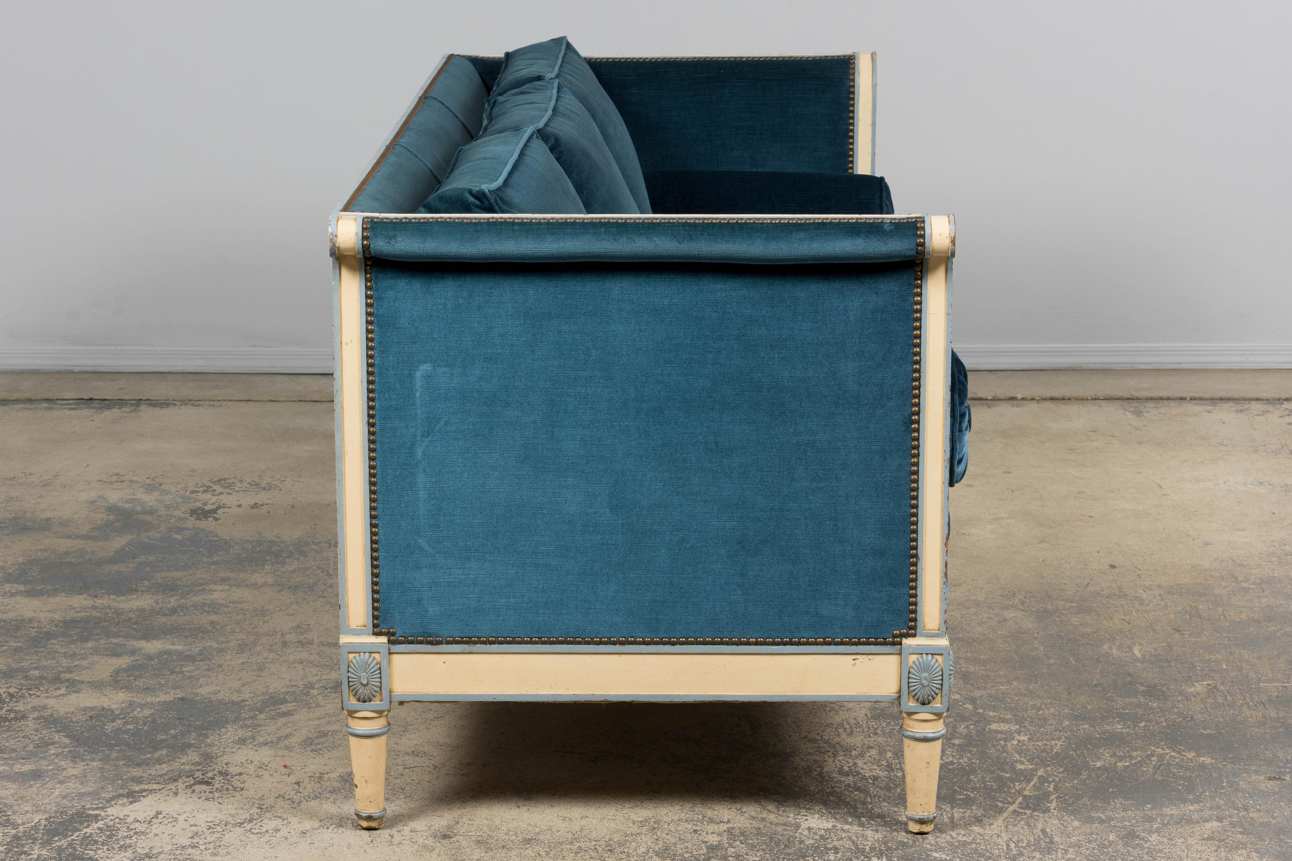 Antique French Style Directoire Sofá pintado en terciopelo azul en venta 3