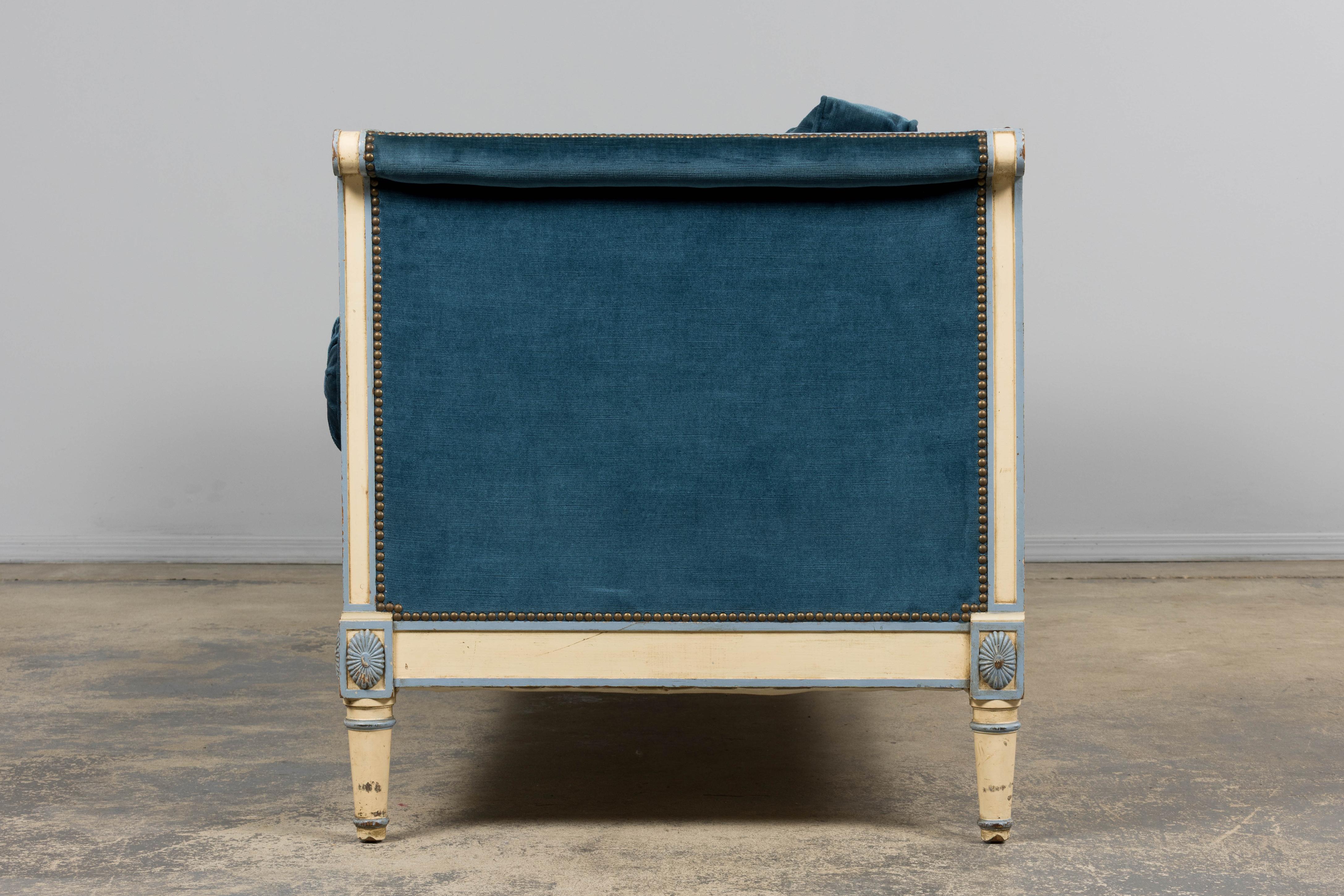 Antique French Style Directoire Sofá pintado en terciopelo azul en venta 5