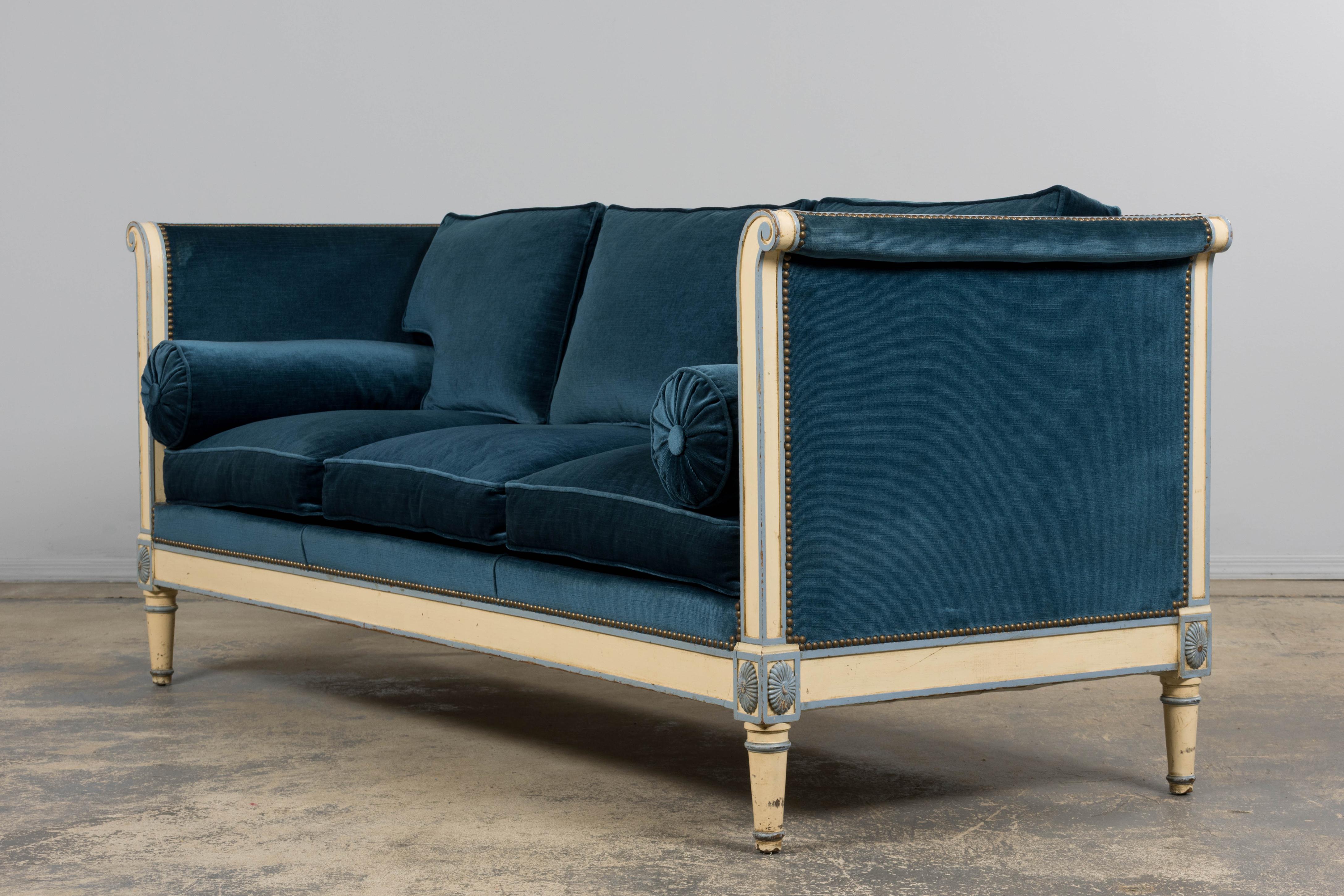 Antique French Style Directoire Sofá pintado en terciopelo azul en venta 6
