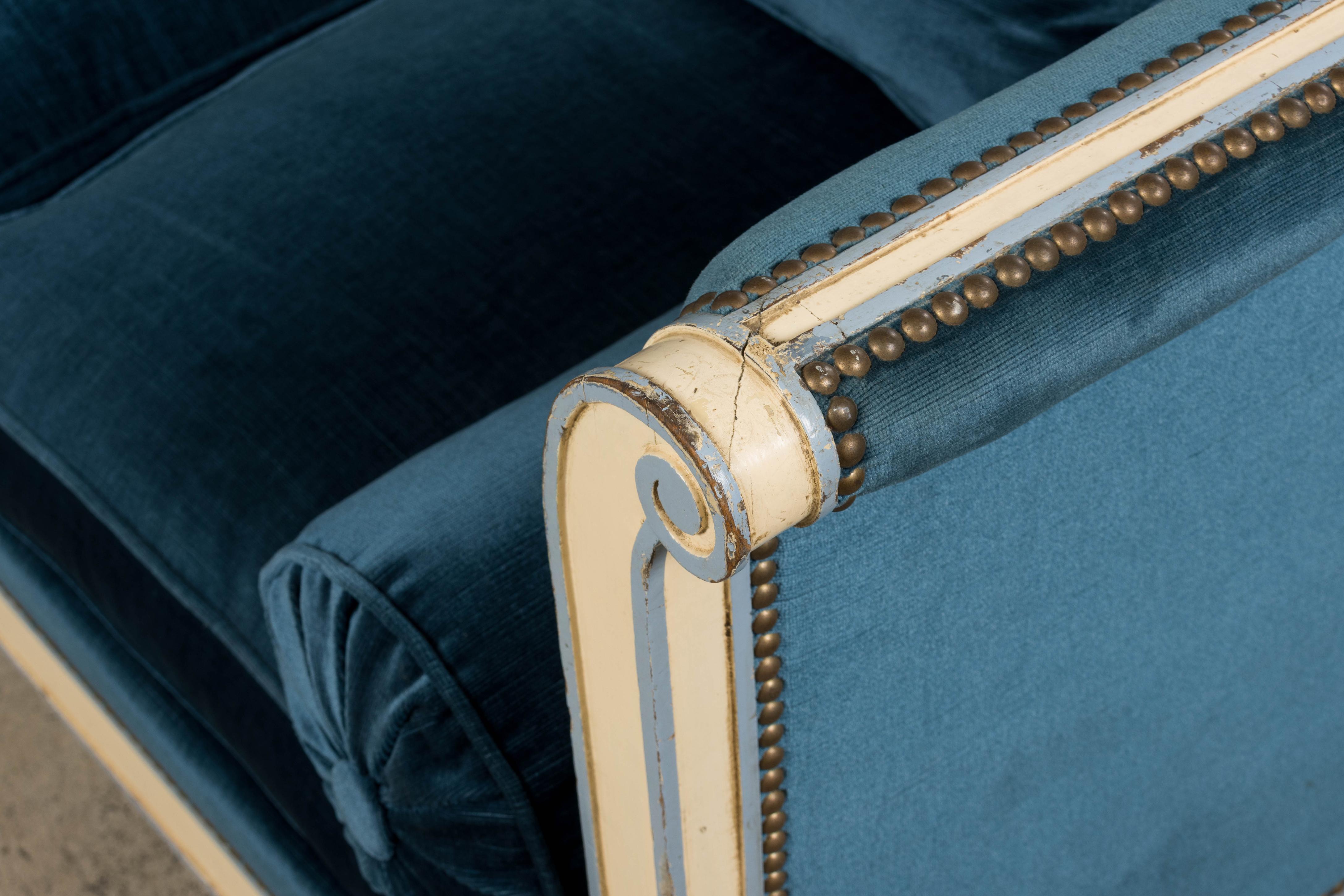 Antique French Style Directoire Sofá pintado en terciopelo azul en venta 7