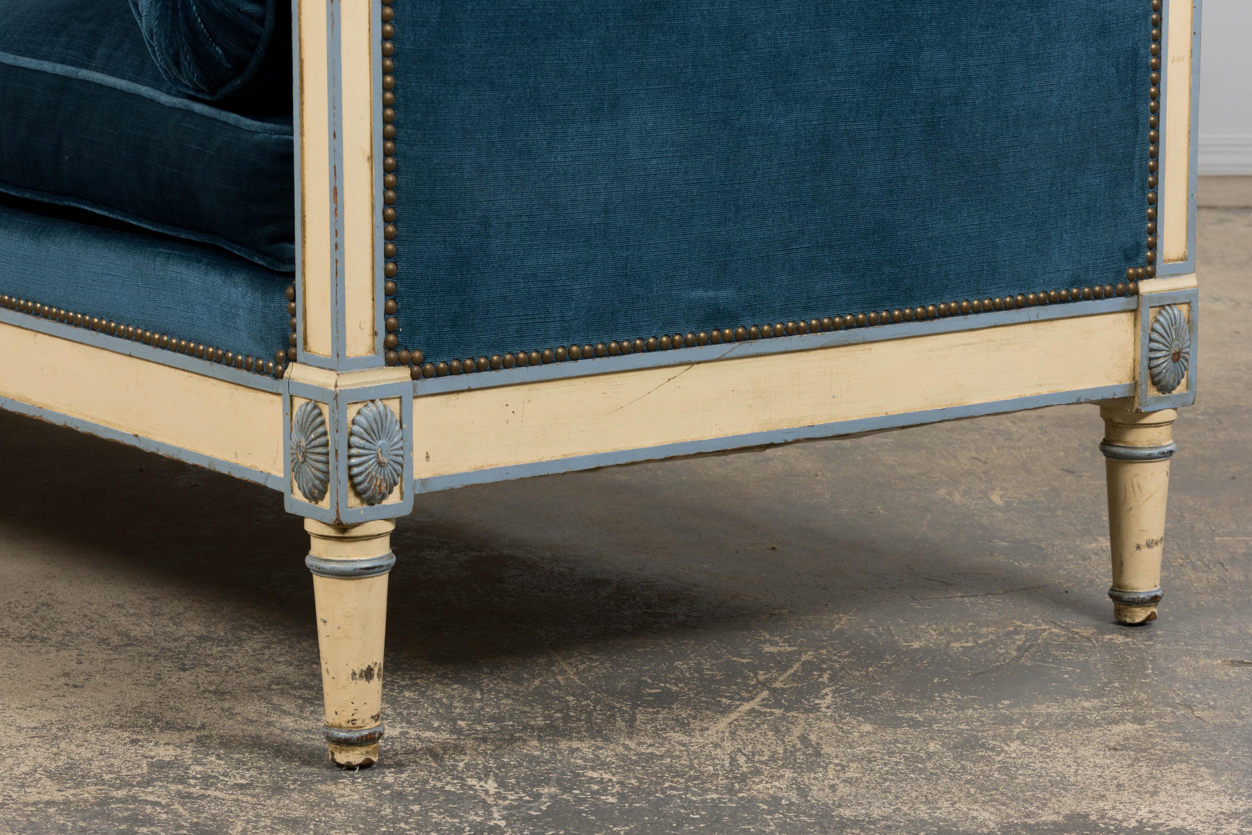 Antique French Style Directoire Sofá pintado en terciopelo azul en venta 8