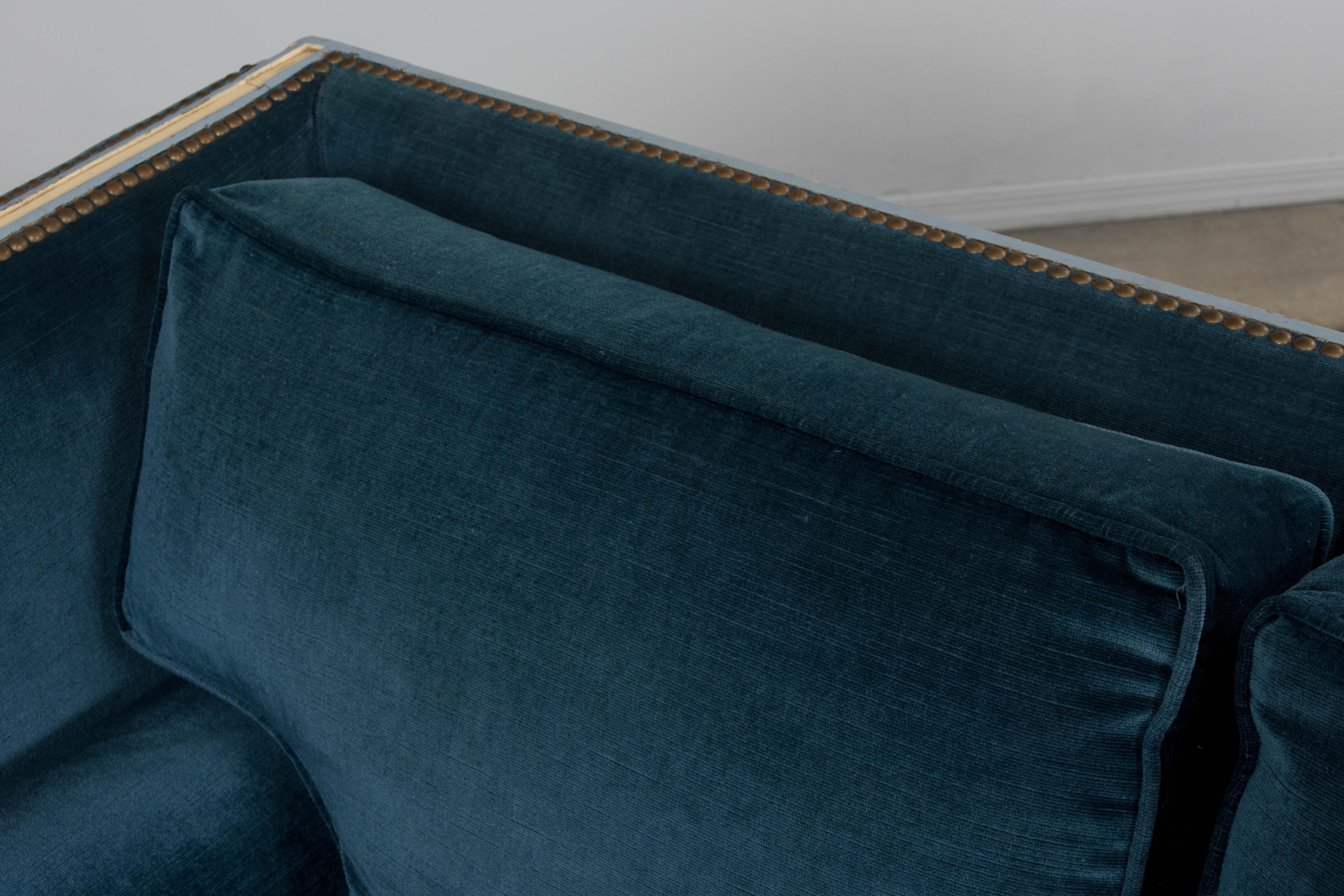 Antique French Style Directoire Sofá pintado en terciopelo azul en venta 10