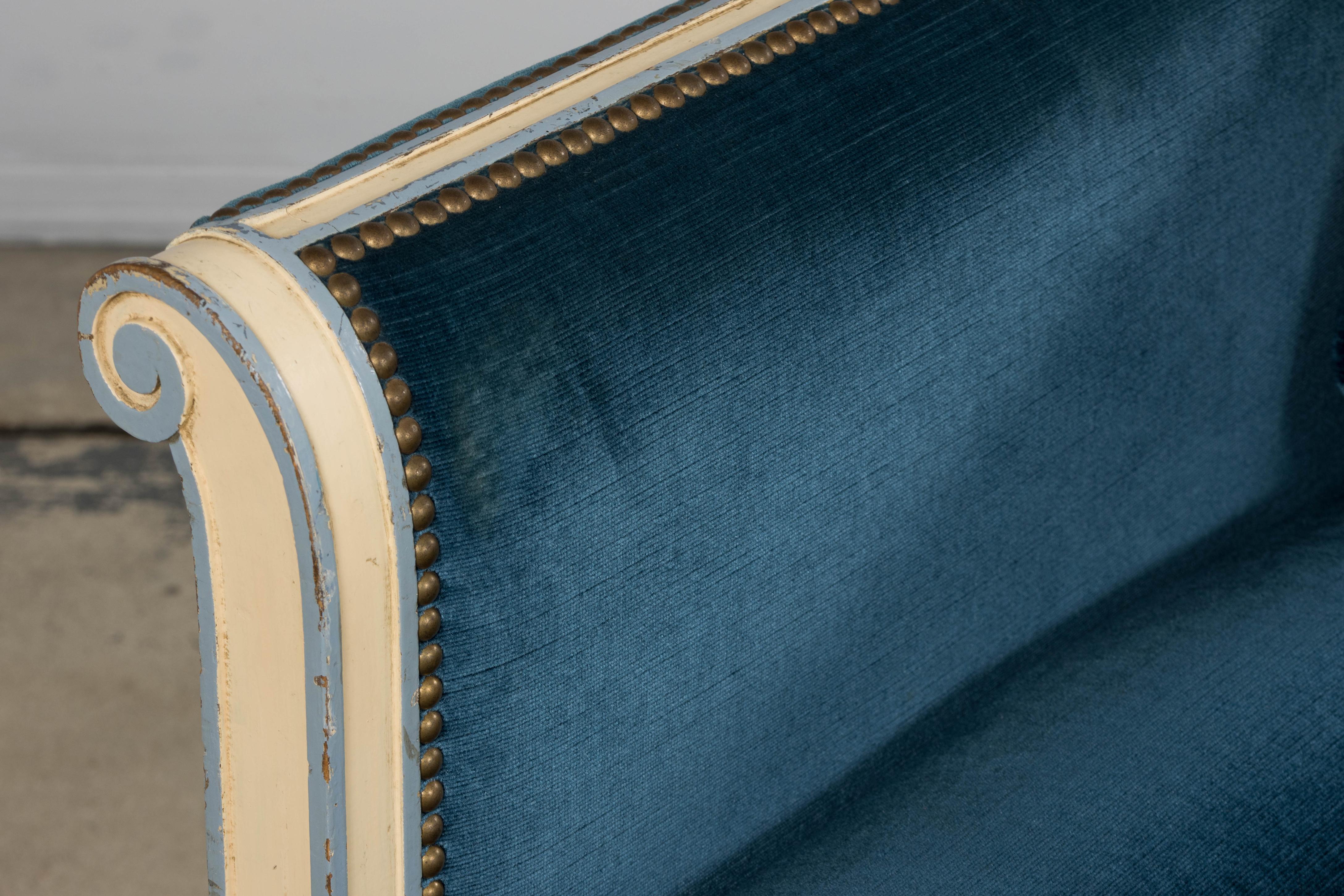 Antique French Style Directoire Sofá pintado en terciopelo azul en venta 11