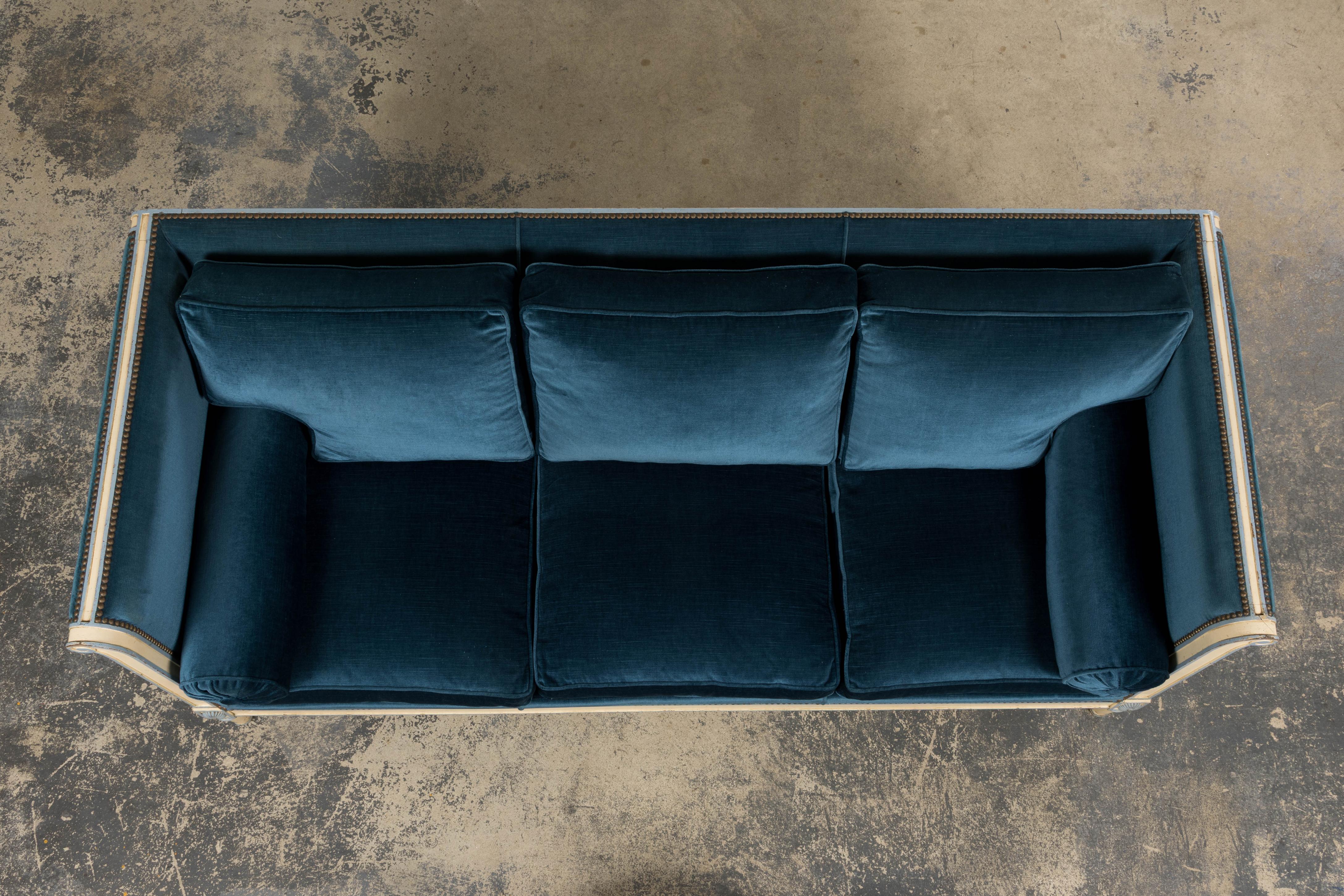 Antique French Style Directoire Sofá pintado en terciopelo azul Francés en venta