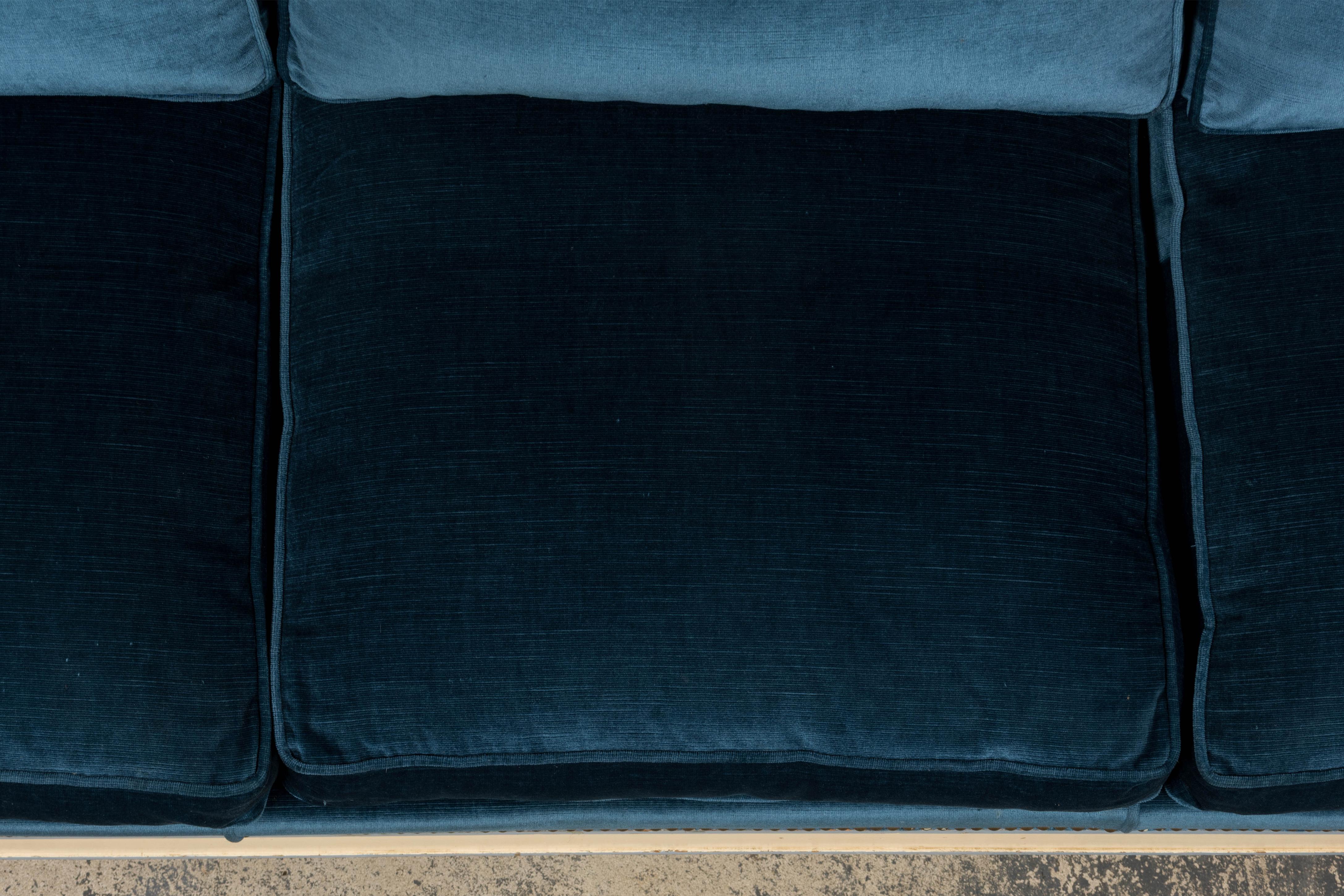 Antique French Style Directoire Sofá pintado en terciopelo azul en Bueno estado para la venta en Astoria, NY