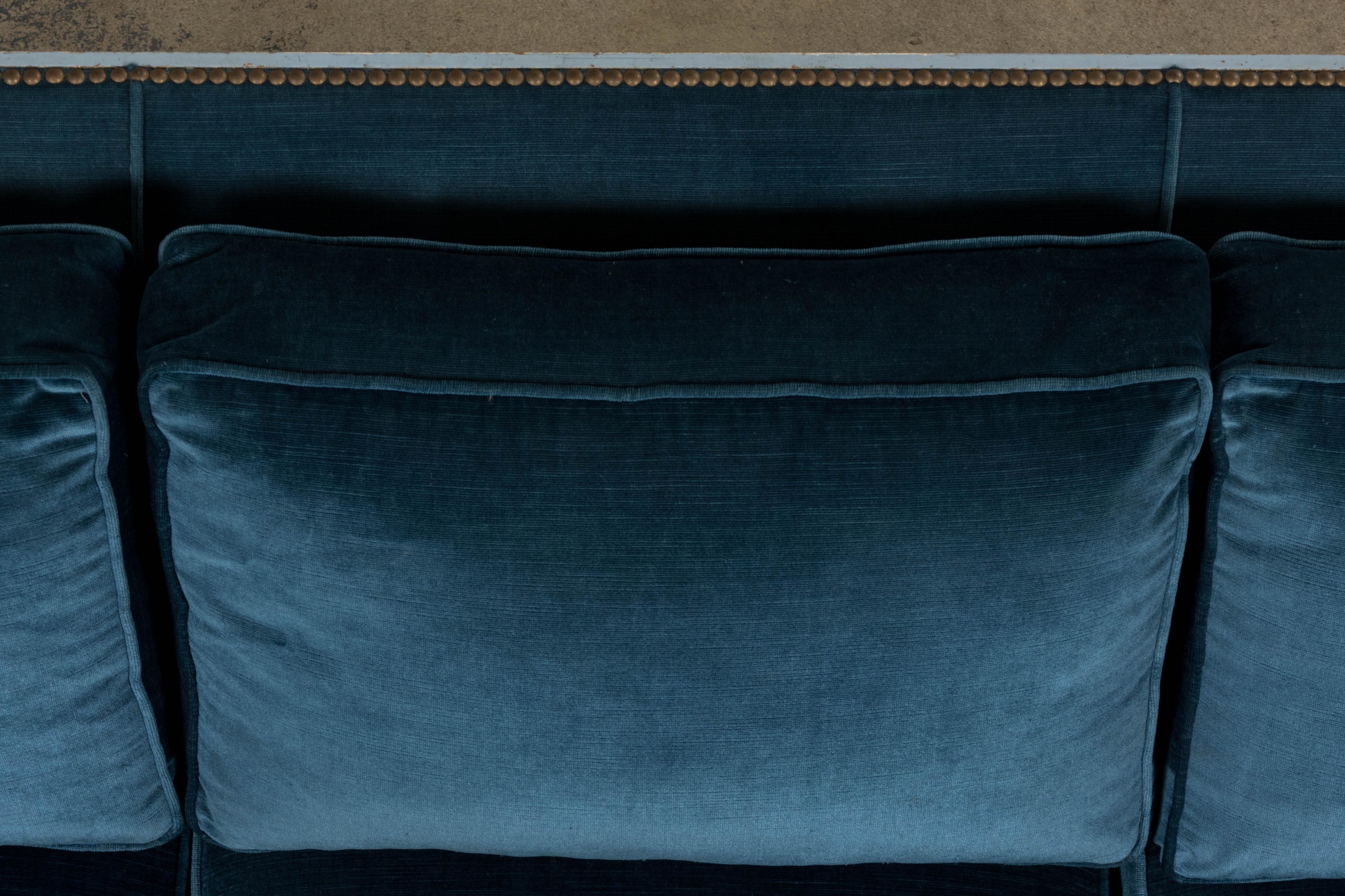 Antique French Style Directoire Sofá pintado en terciopelo azul siglo XIX en venta