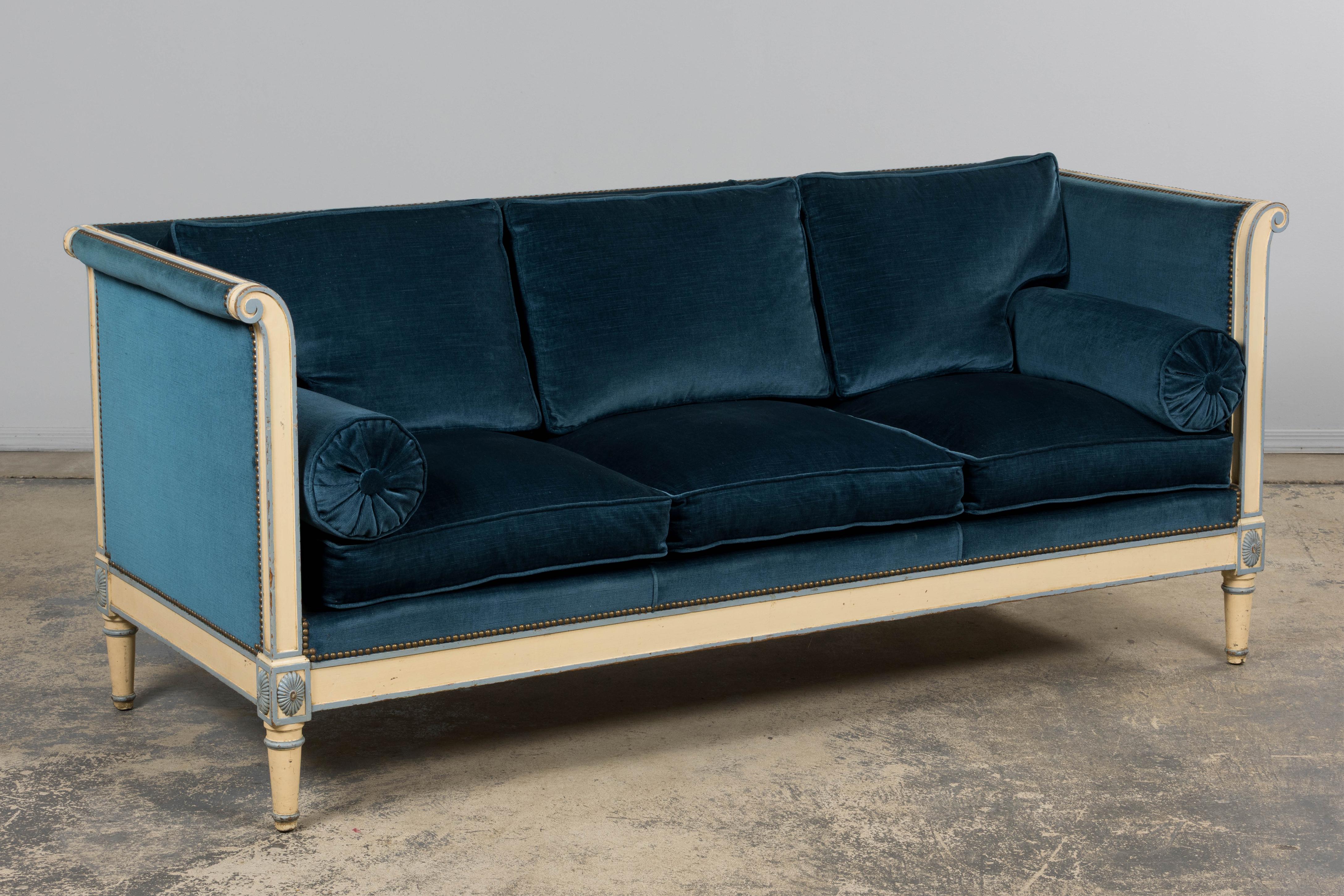 Antique French Style Directoire Sofá pintado en terciopelo azul Terciopelo en venta
