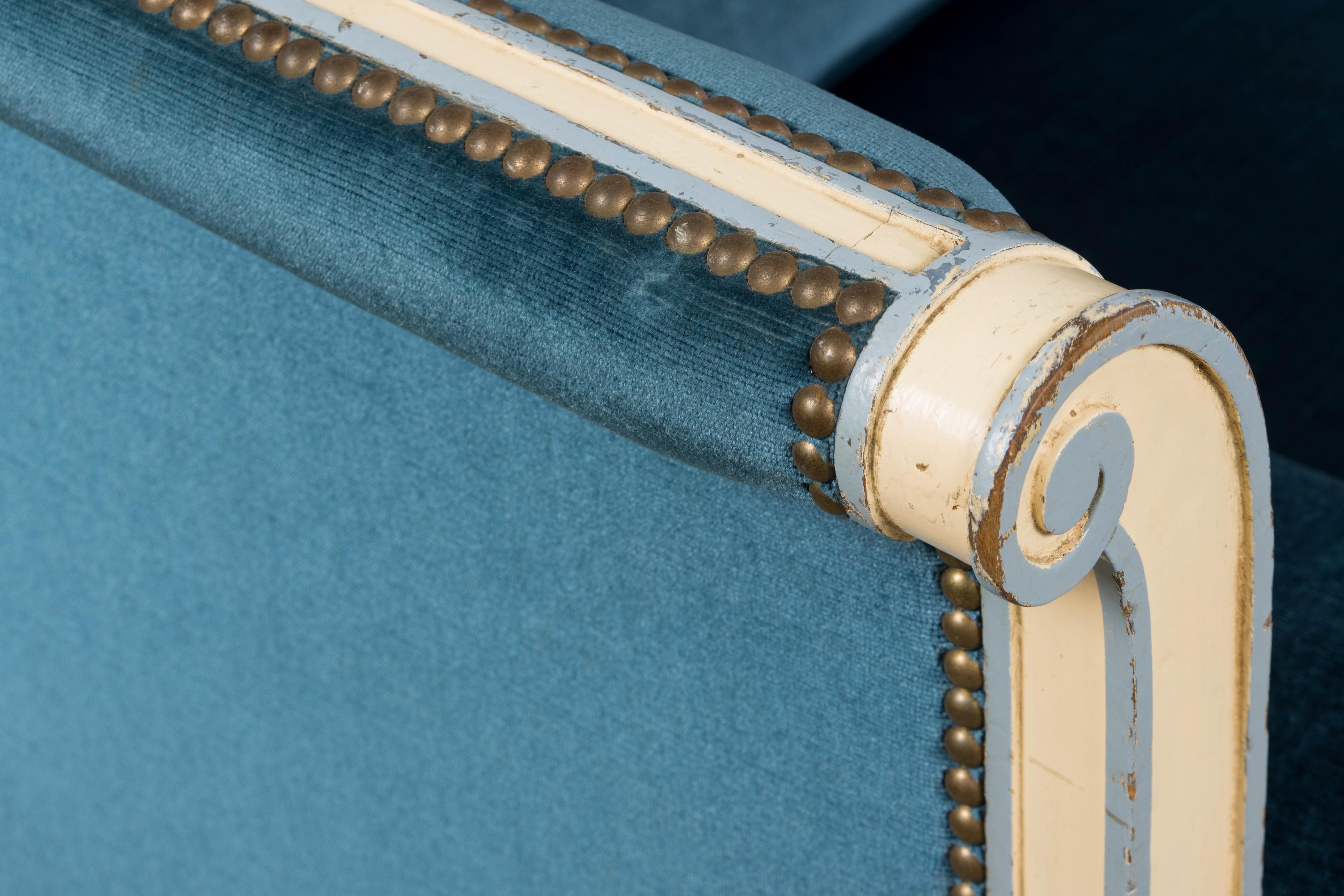 Antique French Style Directoire Sofá pintado en terciopelo azul en venta 1
