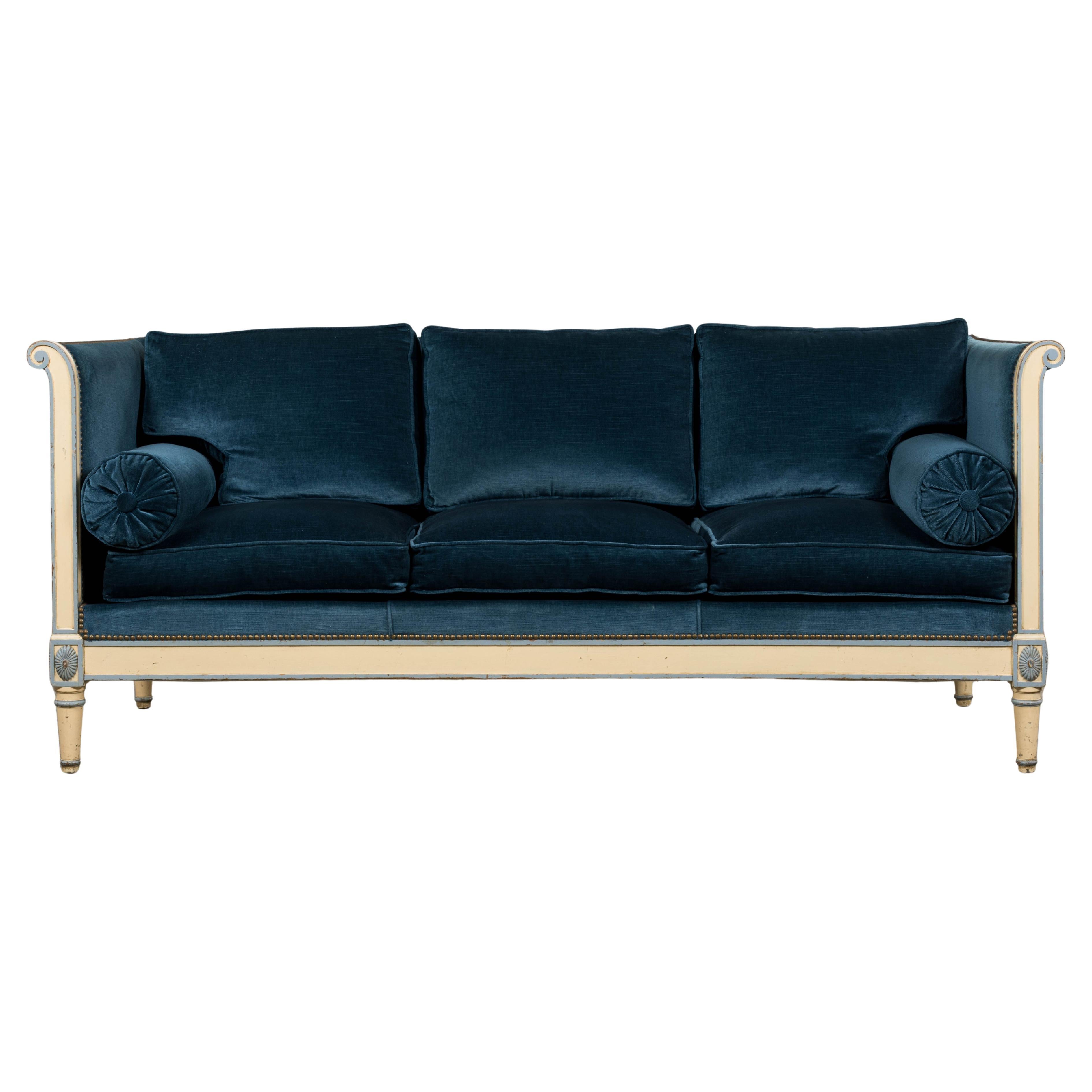 Antique French Style Directoire Sofá pintado en terciopelo azul