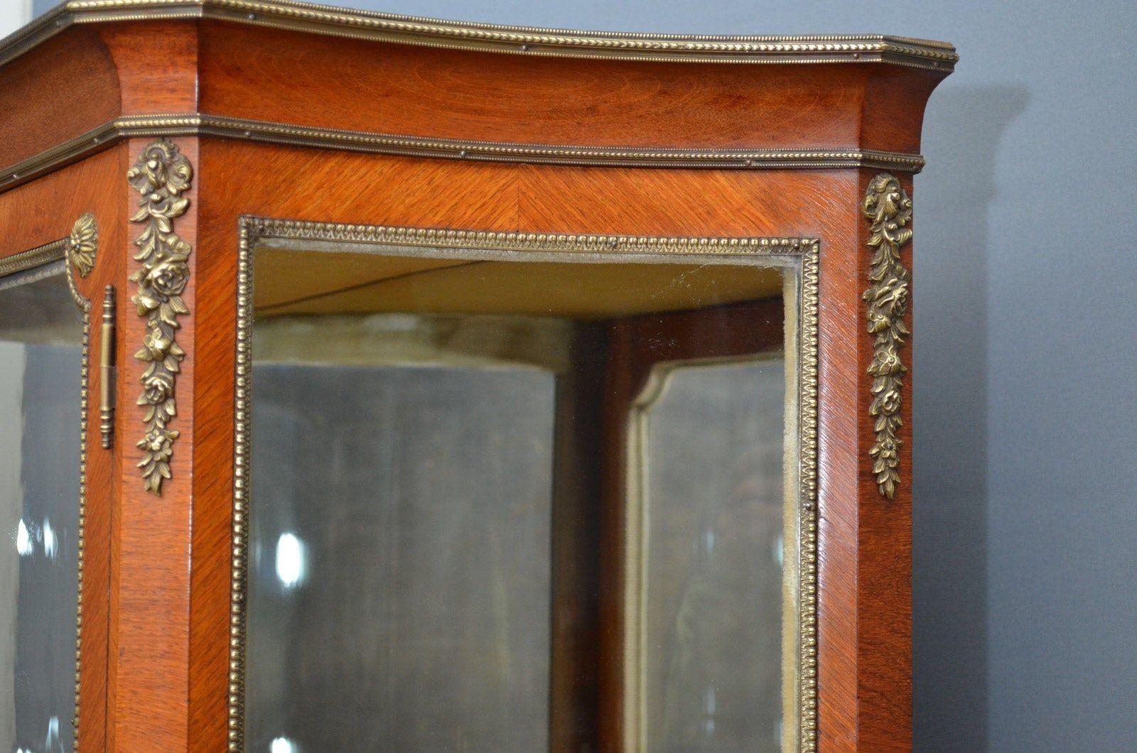 Sn4193 Vetrina in legno di tulipano e palissandro del XIX secolo, con porta vetrata con pannello intarsiato in parquet che racchiude 3 ripiani e fiancheggiata da lati in vetro concavi, il tutto con decorazioni in ormolu e ottone di qualità, su gambe