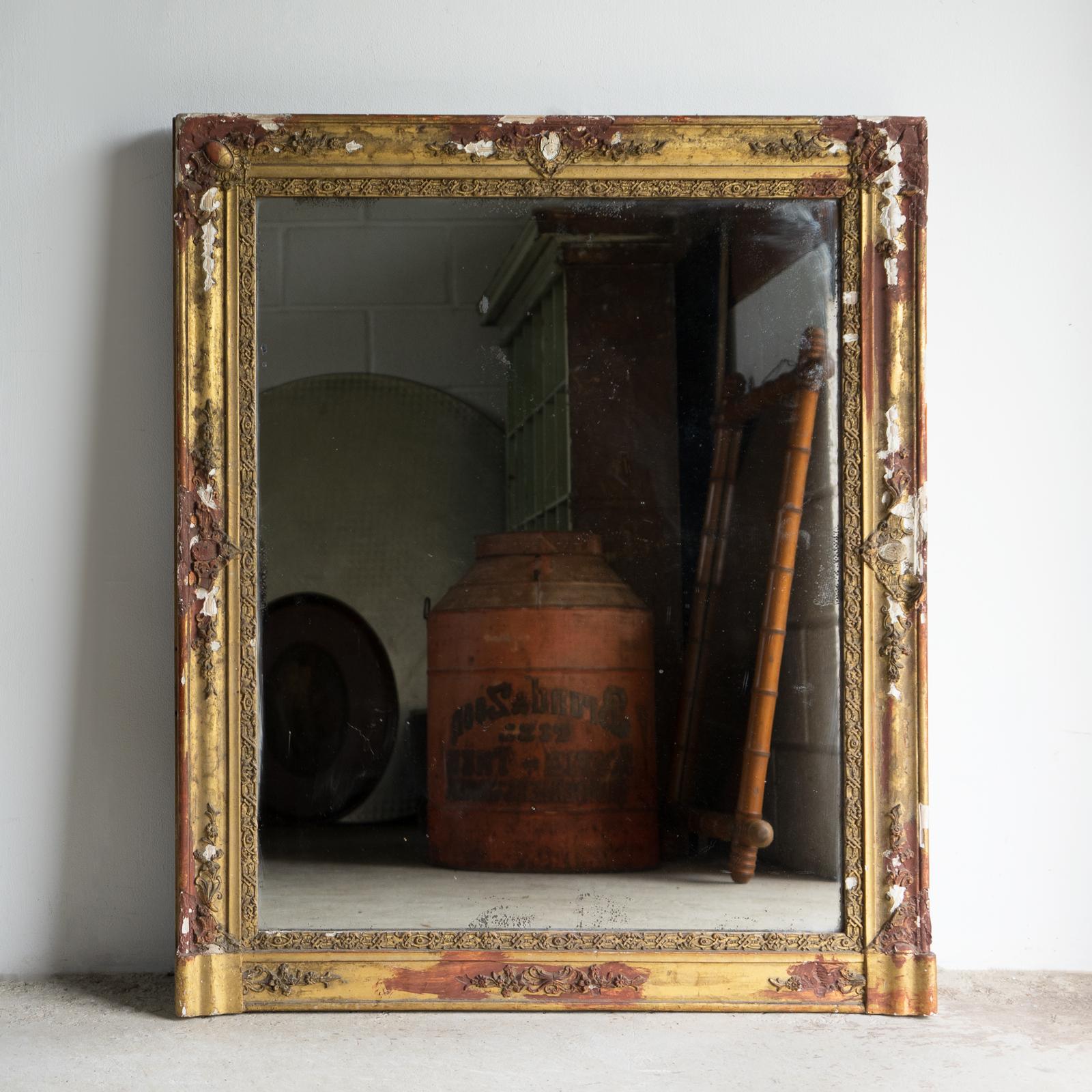 ANTIKER FRANZÖSISCHER SPIEGEL 

Rechteckiger Spiegel mit hochdekorativem Rahmen aus vergoldetem Gesso und schönen Blattwerkdetails.

Original Quecksilber-Spiegelplatte mit einer kleinen Menge von Stockflecken. 

Wahrscheinlich aus der Mitte des 19.