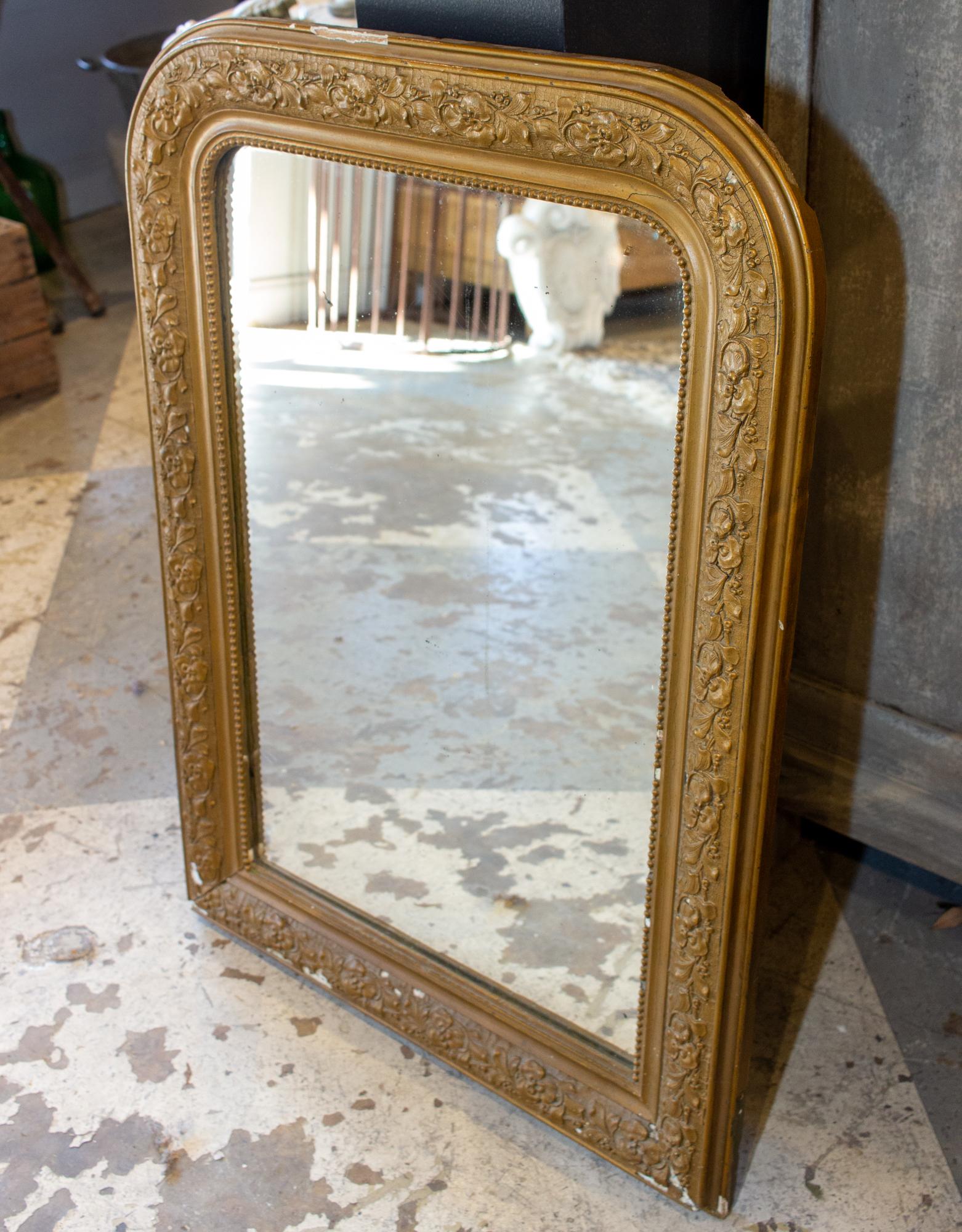 Antique French Distressed Gold Louis Philippe Mirror with Floral Details In Good Condition For Sale In Houston, TX