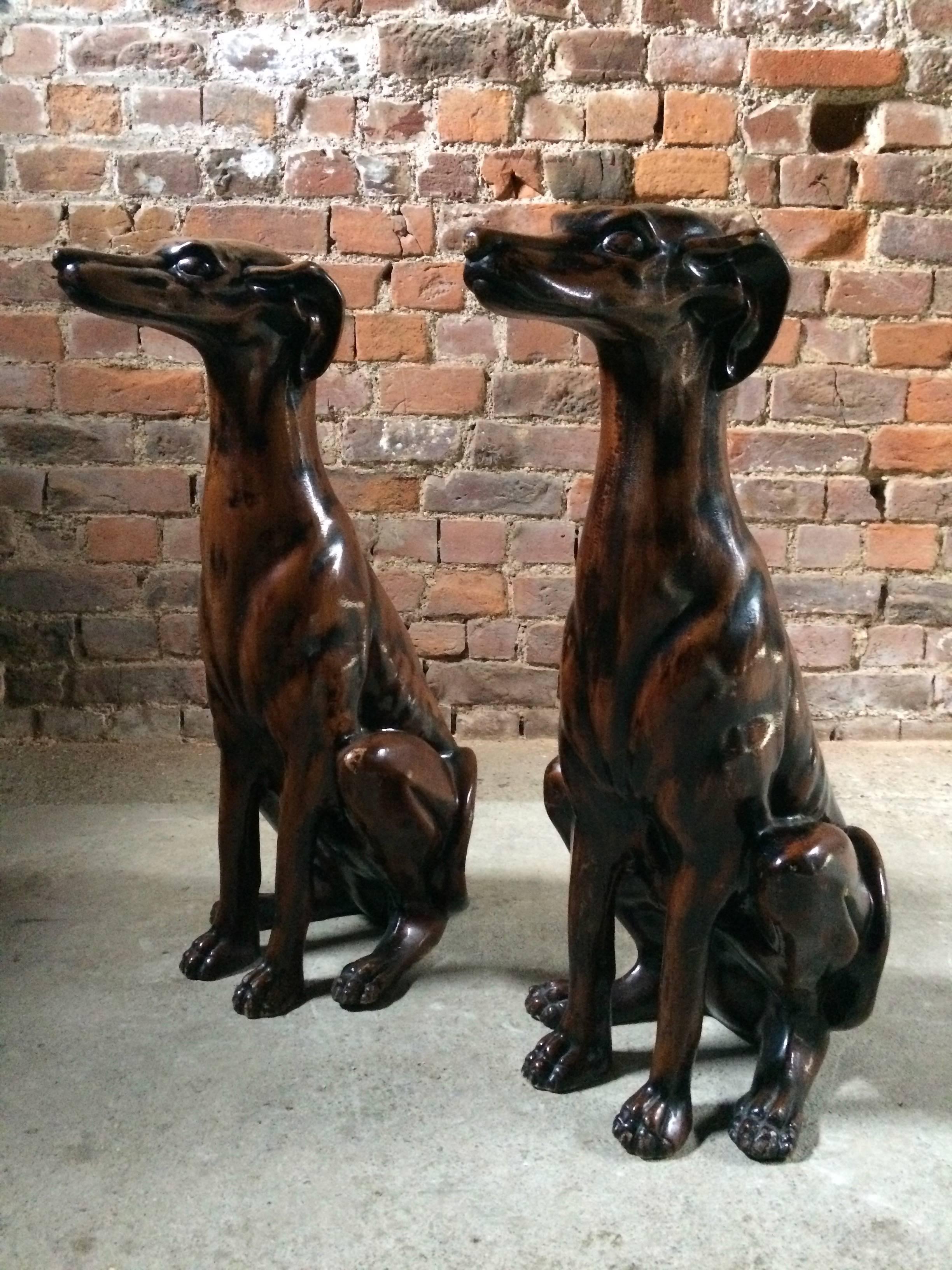 Français Paire de statues françaises anciennes en plâtre peint, début du 20ème siècle