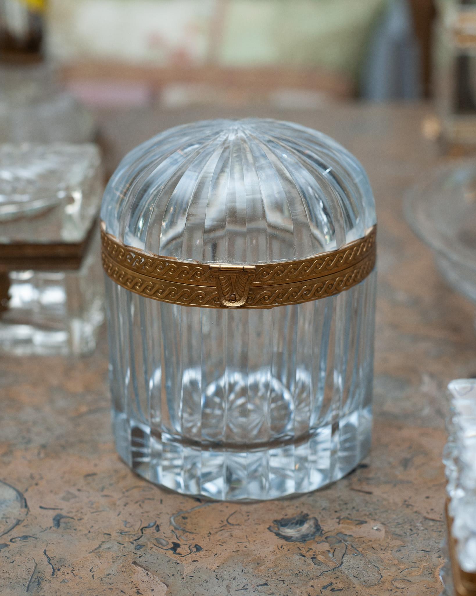 Esta antigua caja francesa de cristal abovedado y bronce destaca en cualquier espacio. Esta pieza, fabricada a principios del siglo XX, se adapta perfectamente a interiores modernos y clásicos, gracias a su forma sofisticada y su calidad luminosa.