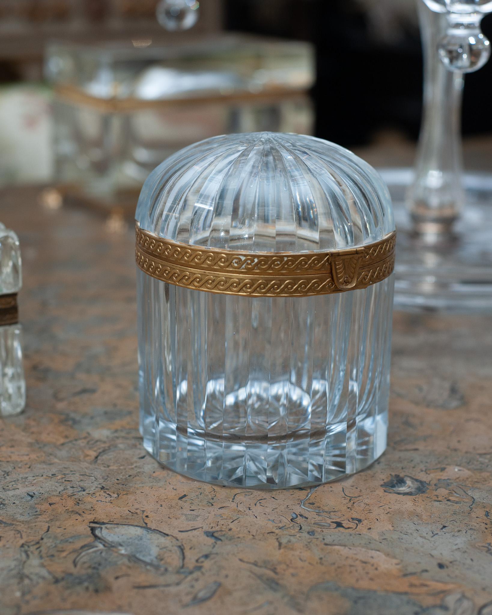 Bonce de Cristal Abovedado Antique French con Montura de Bronce Francés en venta
