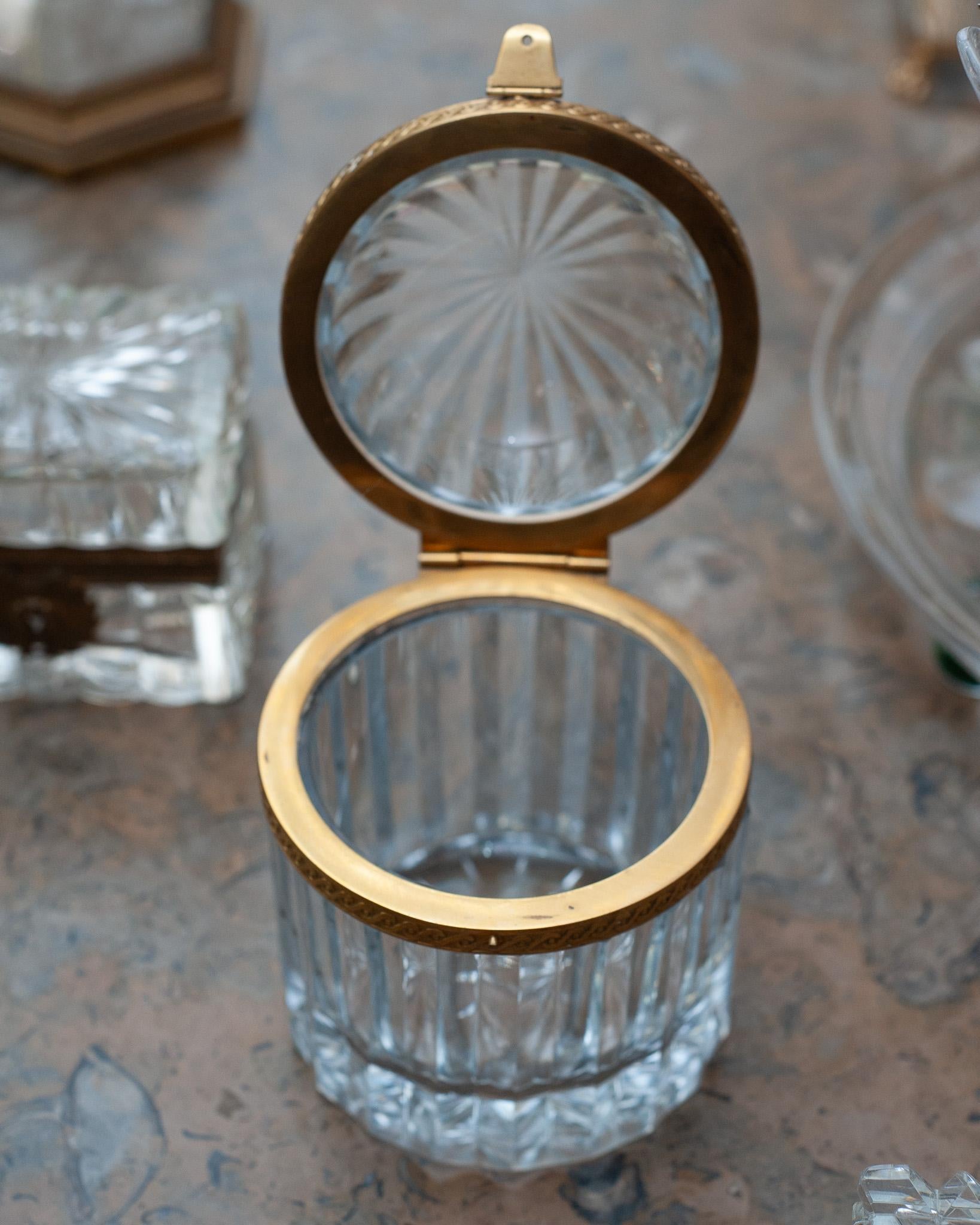 Bonce de Cristal Abovedado Antique French con Montura de Bronce en Bueno estado para la venta en Toronto, ON
