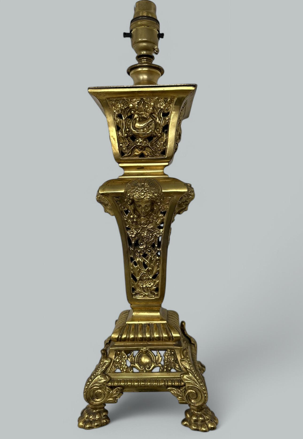 Beau et imposant vase néoclassique en bronze doré, transformé en lampe de table électrique de grande taille et de qualité exceptionnelle, troisième quart du dix-neuvième siècle, peut-être plus tôt. 

Le corps ovoïde effilé est moulé avec une vue