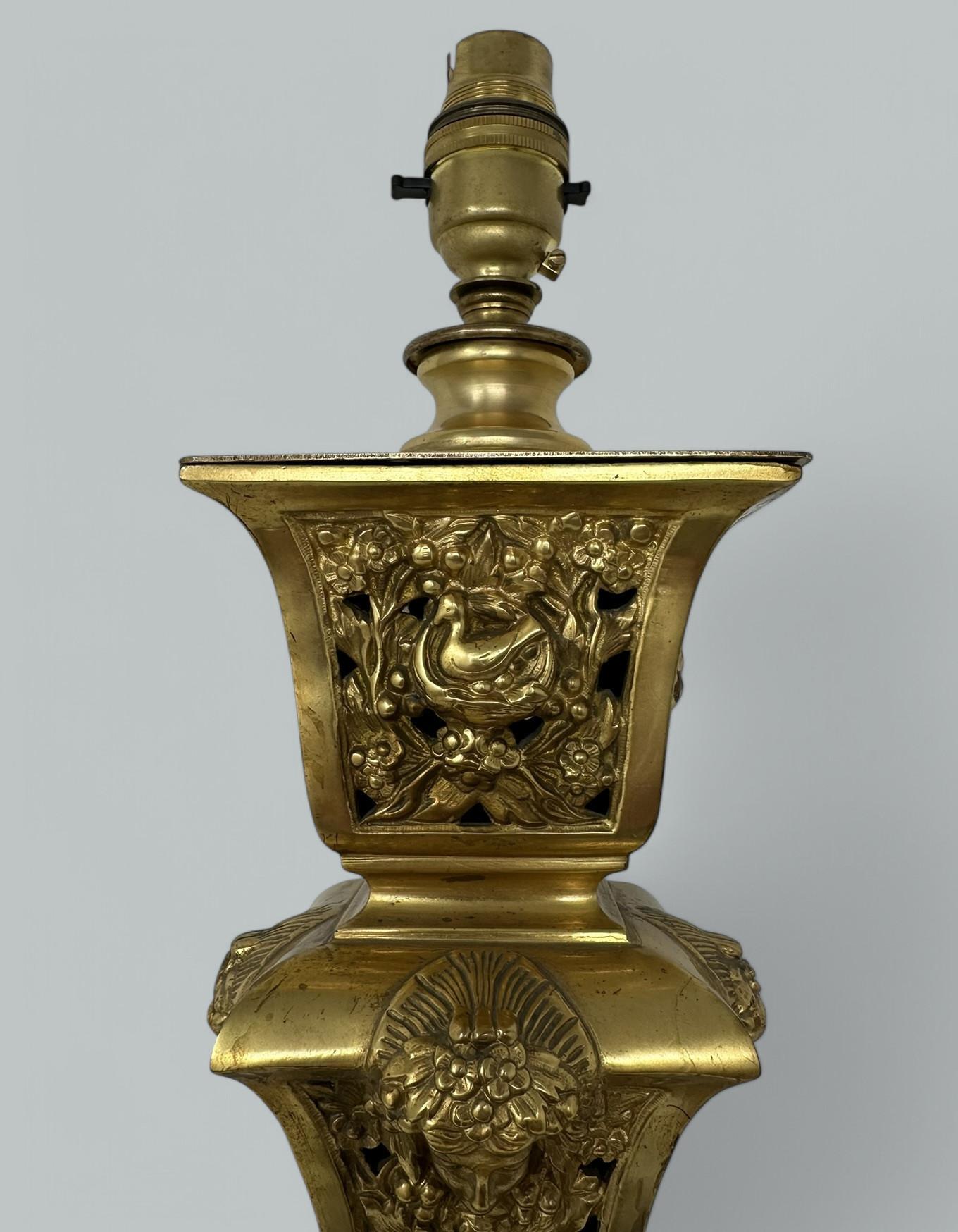Primo vittoriano Antique French Doré Bronze Neoclassico Ormolu Gilt Lampada da tavolo elettrica
