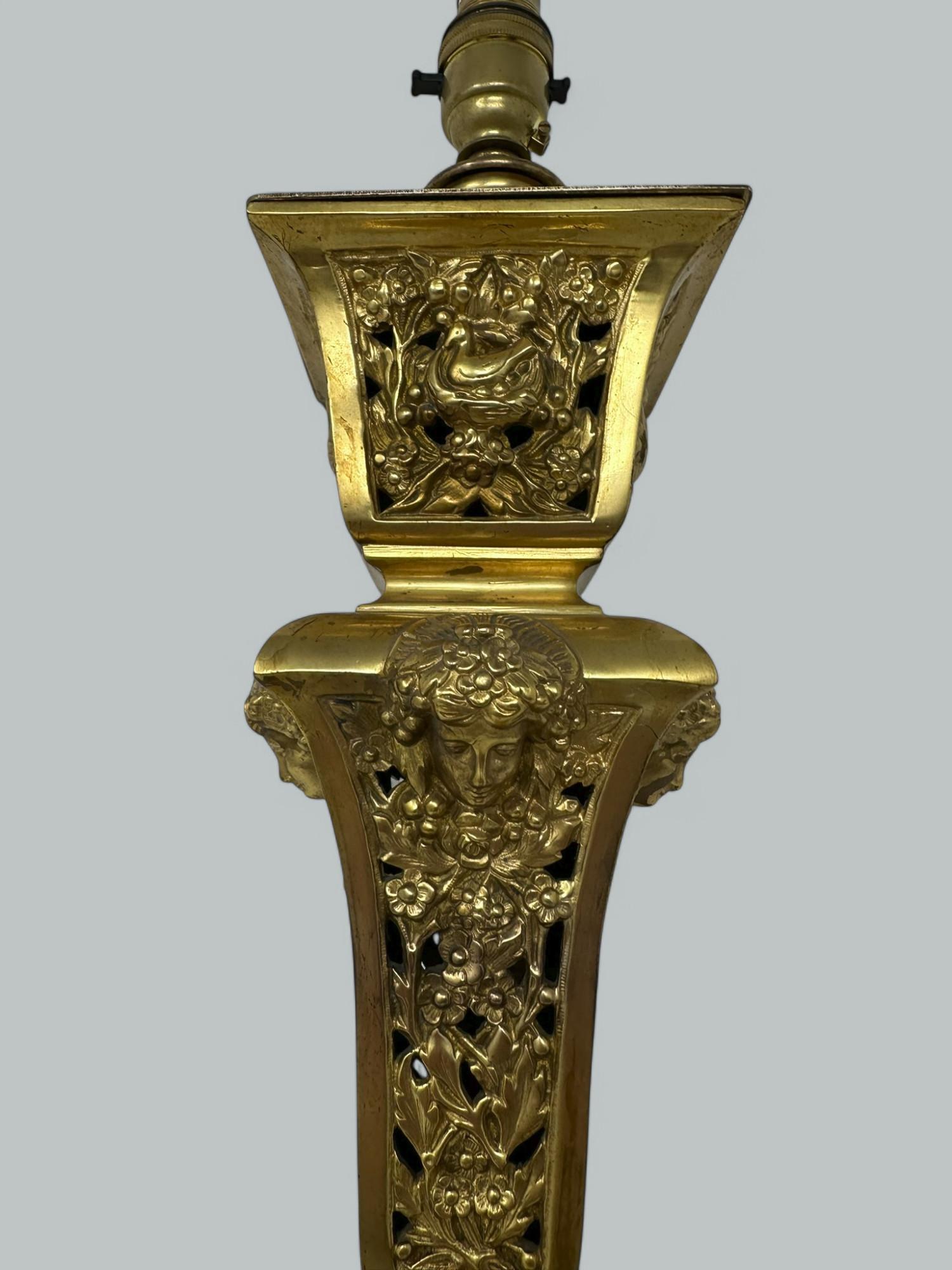 Français Lampe à poser électrique ancienne en bronze doré, néoclassique et doré à l'or fin en vente
