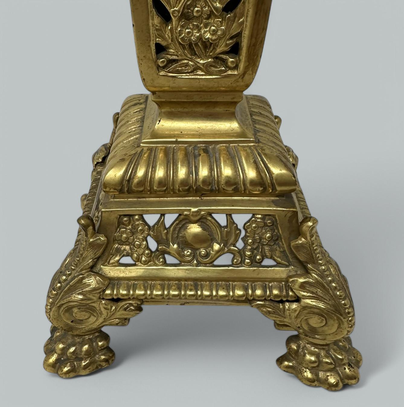 XIX secolo Antique French Doré Bronze Neoclassico Ormolu Gilt Lampada da tavolo elettrica