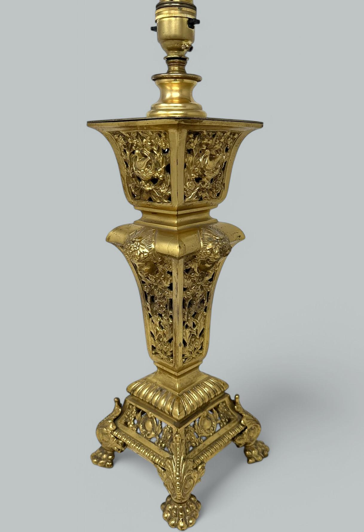 Bronzo Antique French Doré Bronze Neoclassico Ormolu Gilt Lampada da tavolo elettrica