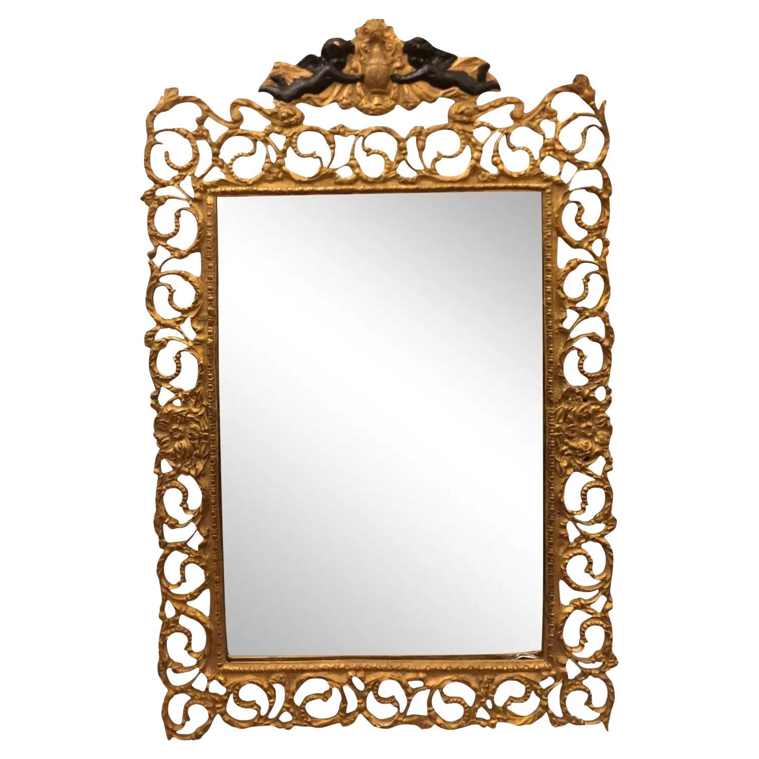 Miroir réticulé français ancien en bronze doré avec anges ébénisés