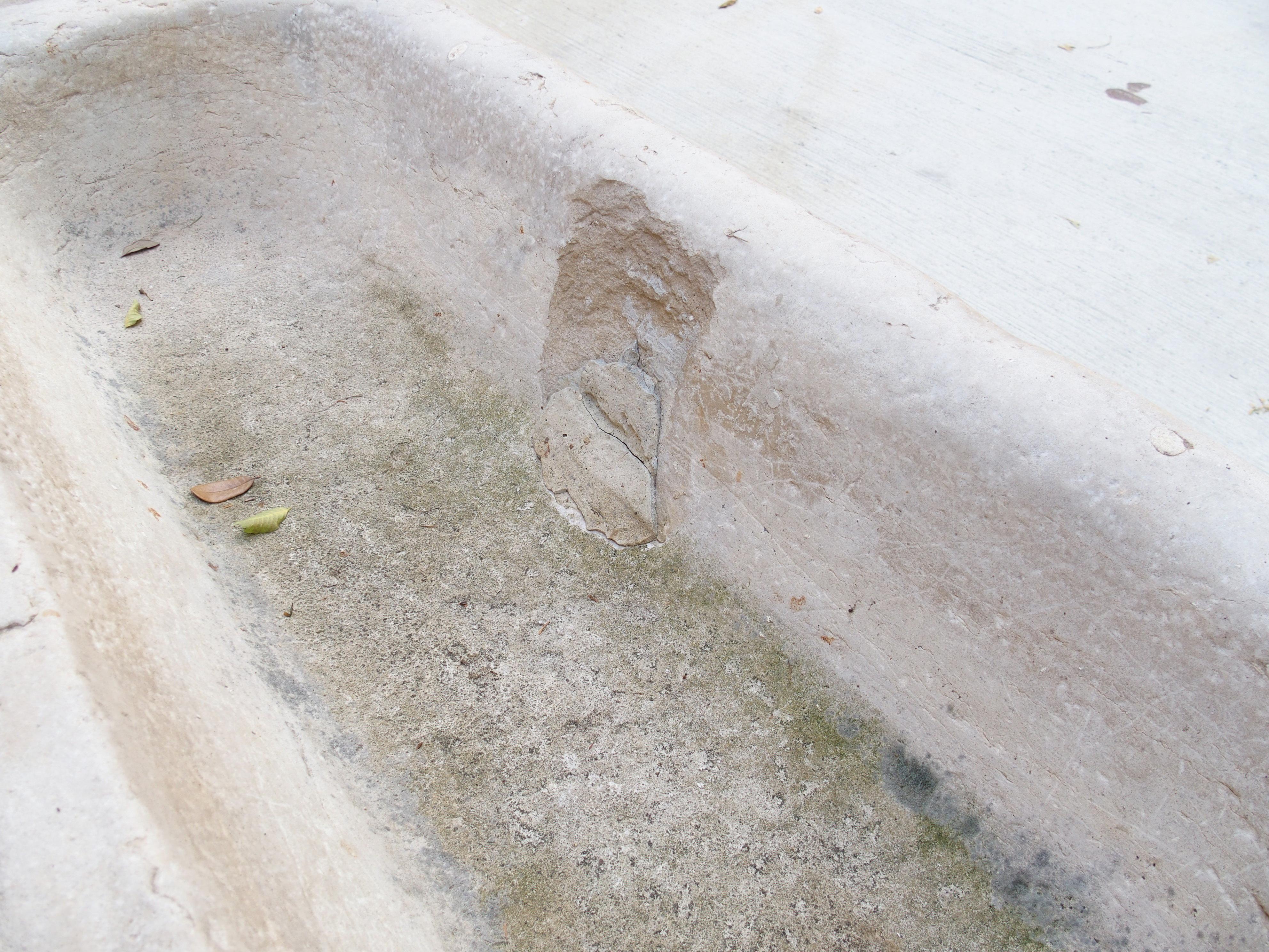 Antique French Trogolo a doppio bacino in pietra calcarea di Borgogna con anelli in ferro, C.C. 1850 in vendita 5
