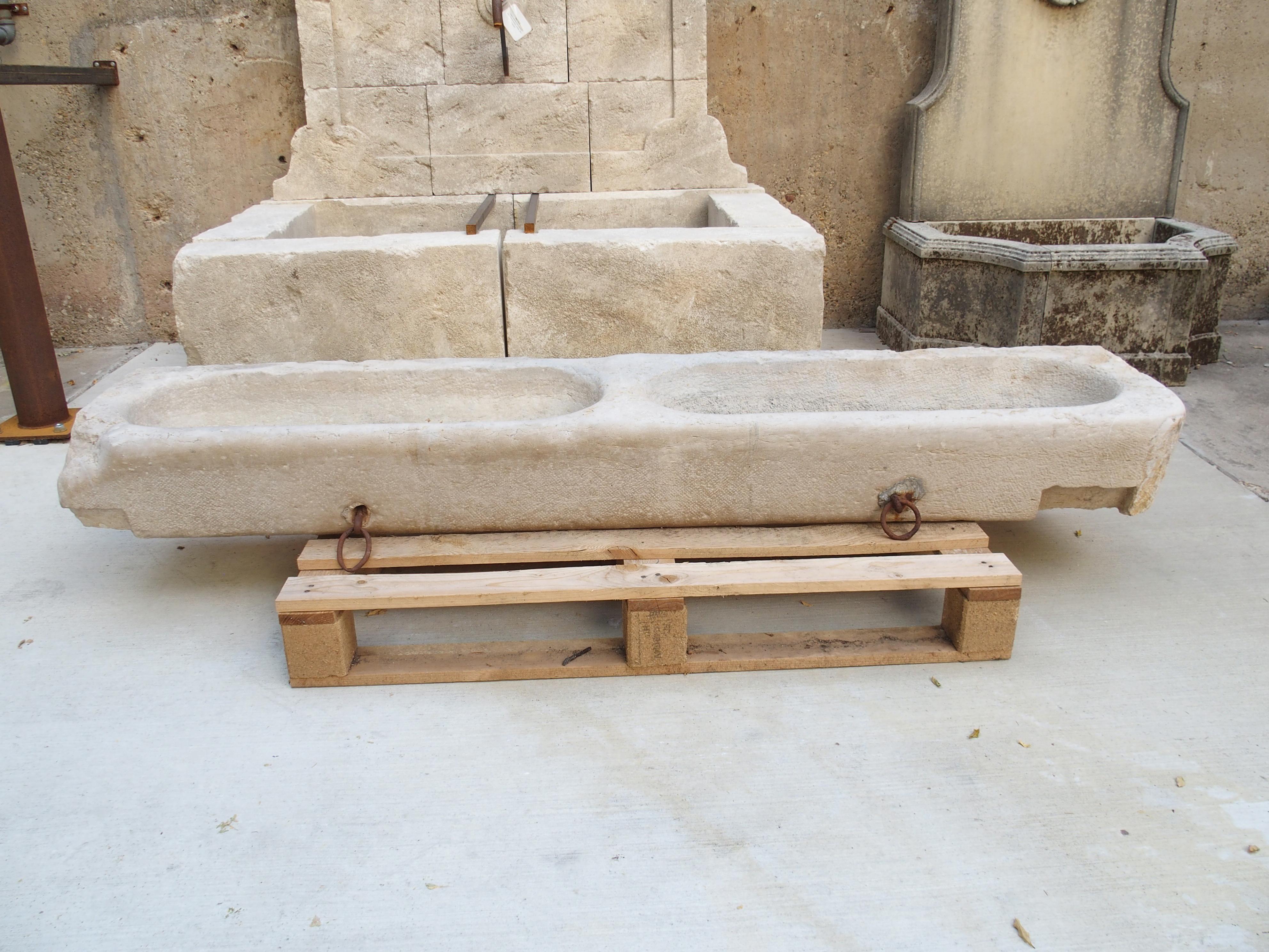 Antique French Trogolo a doppio bacino in pietra calcarea di Borgogna con anelli in ferro, C.C. 1850 in vendita 6