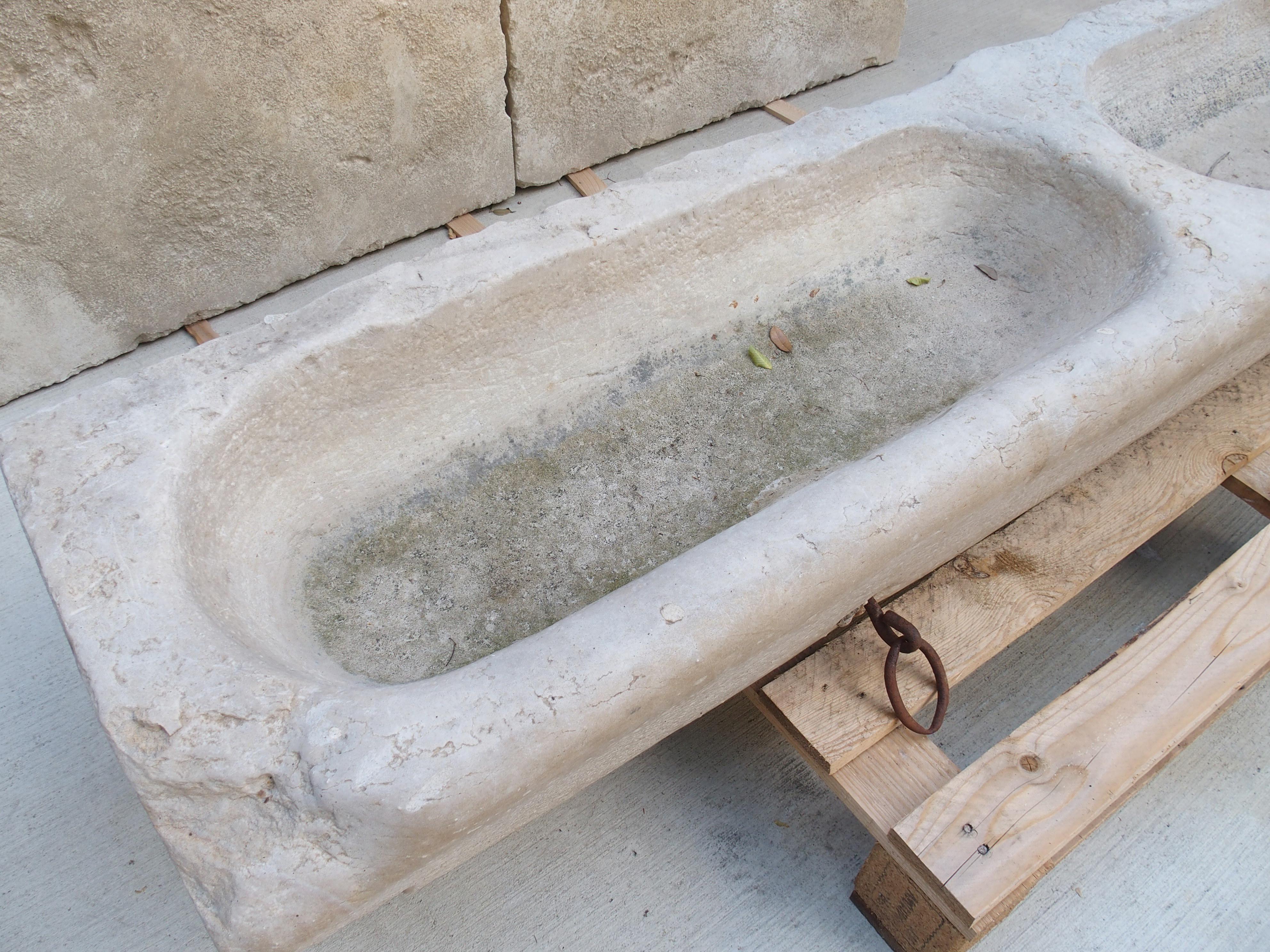 Antique French Trogolo a doppio bacino in pietra calcarea di Borgogna con anelli in ferro, C.C. 1850 In condizioni buone in vendita a Dallas, TX