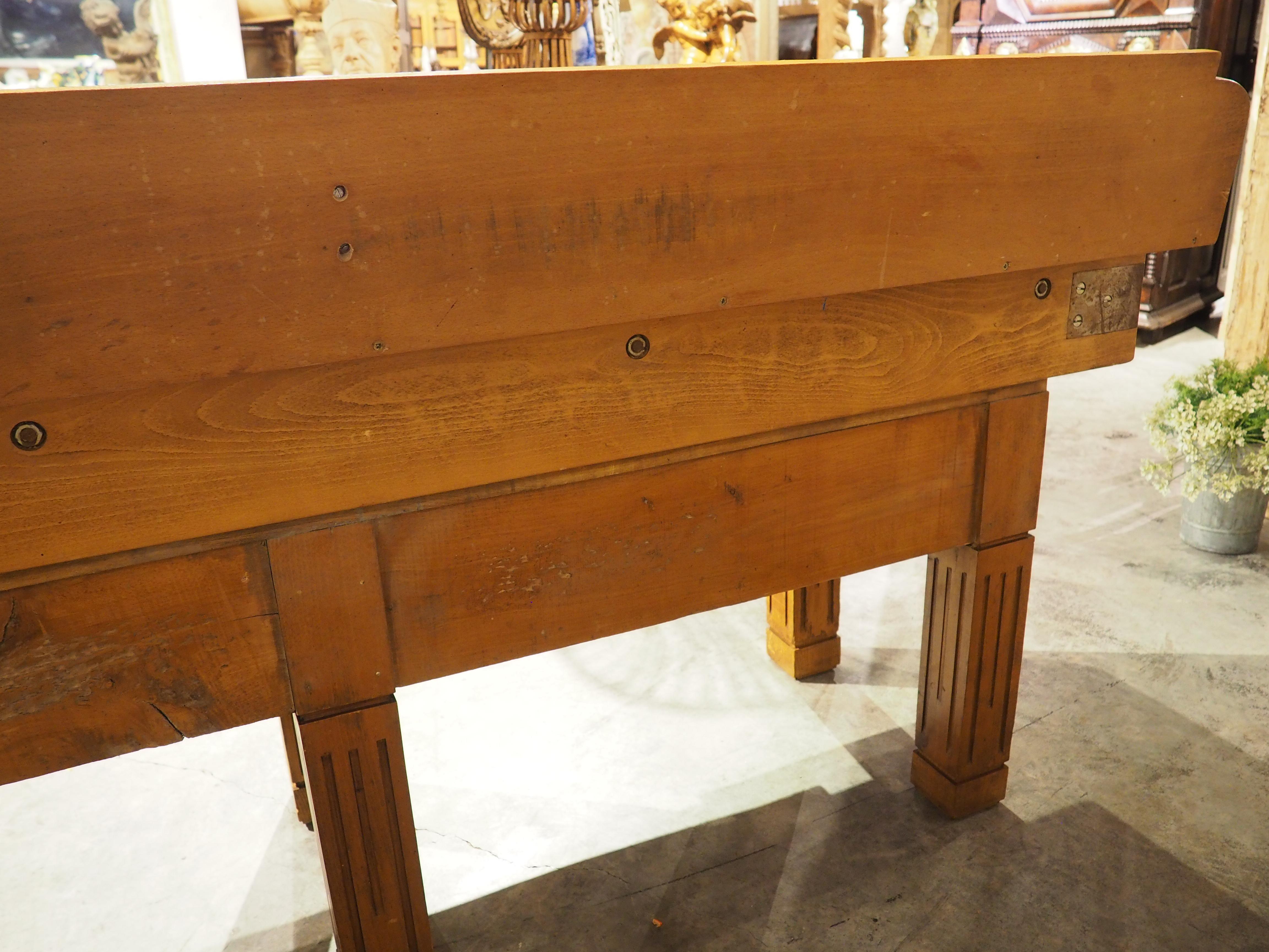 Originalmente propiedad de una boucherie francesa, esta mesa doble de bloque de carnicero data de hacia la década de 1920. El bloque de carnicero está bien construido con soportes de hierro y pernos circulares visibles, lo que permite que la mesa