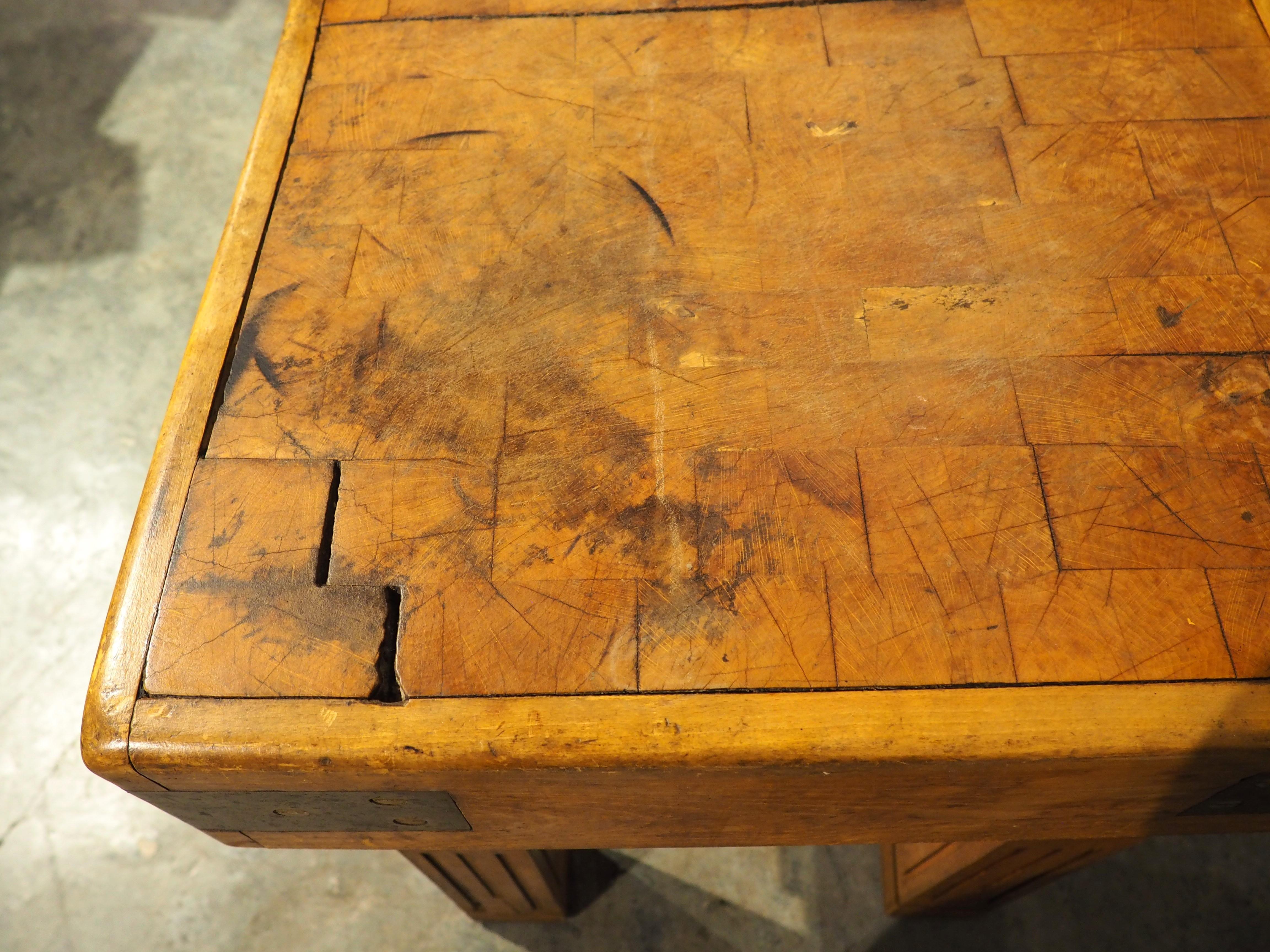 Antique French Mesa Doble de Bloque de Carnicero con Monturas de Hierro, Circa 1920s Tallado a mano en venta