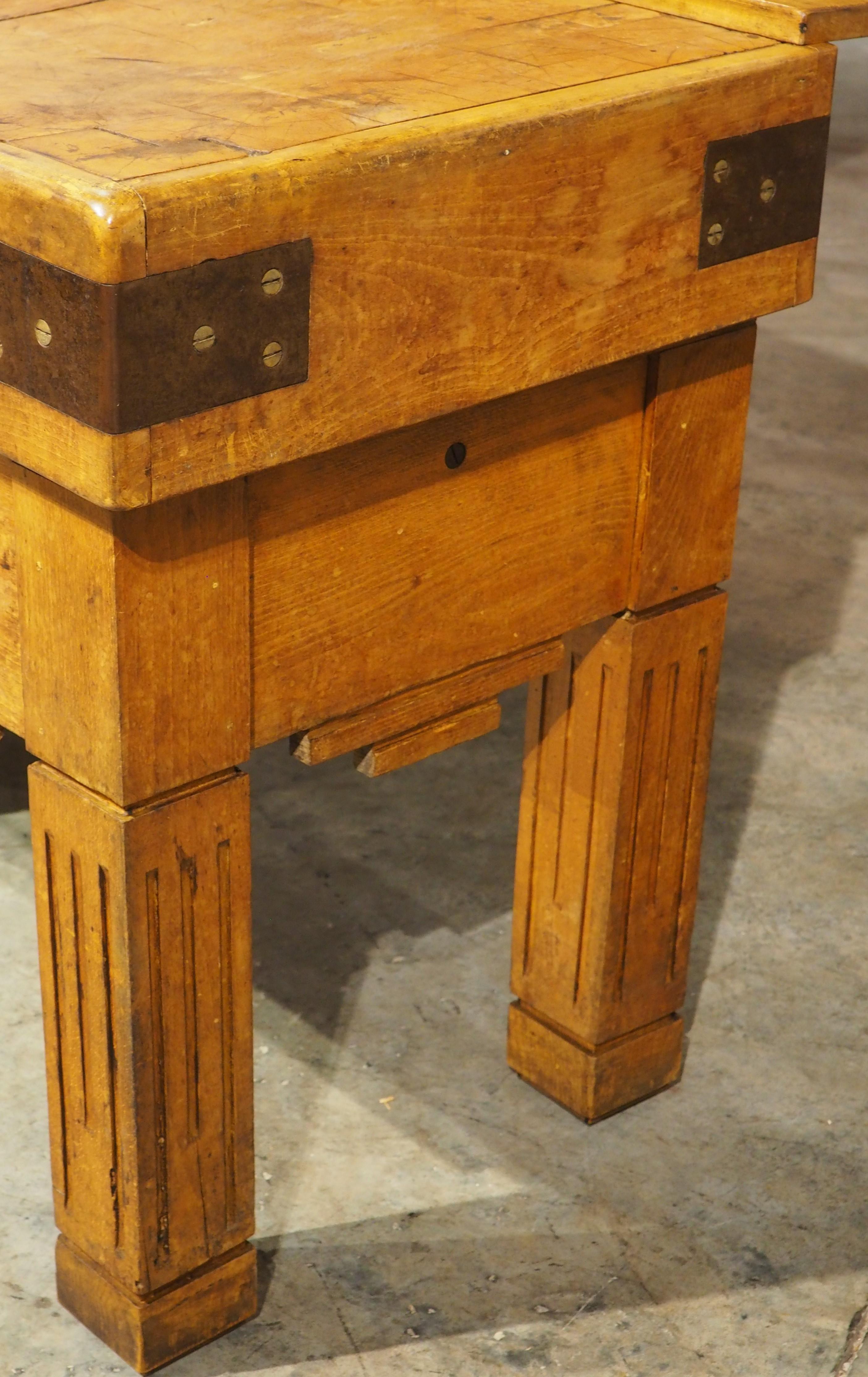 Antique French Mesa Doble de Bloque de Carnicero con Monturas de Hierro, Circa 1920s en Bueno estado para la venta en Dallas, TX