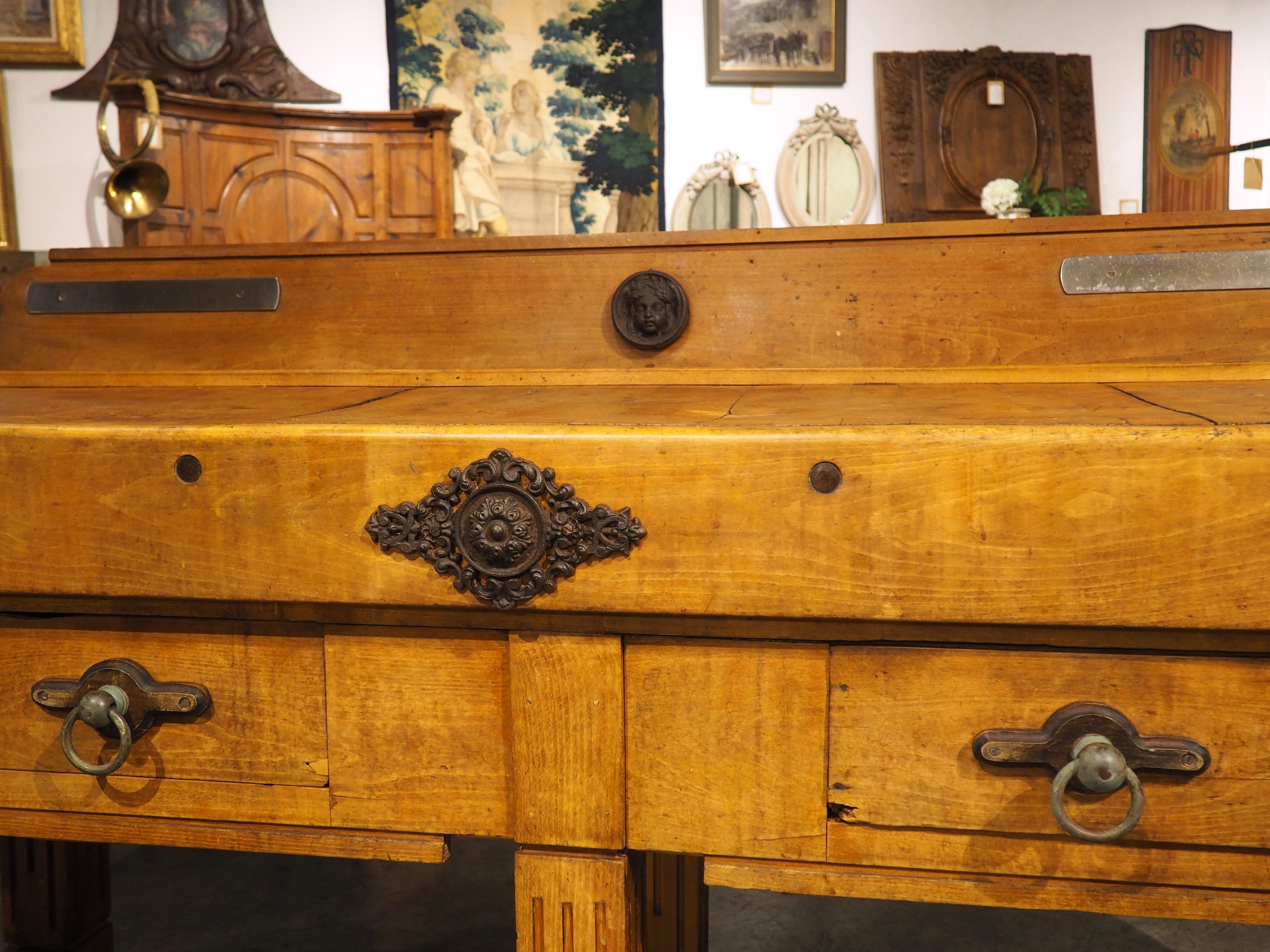 Antique French Mesa Doble de Bloque de Carnicero con Monturas de Hierro, Circa 1920s Metal en venta