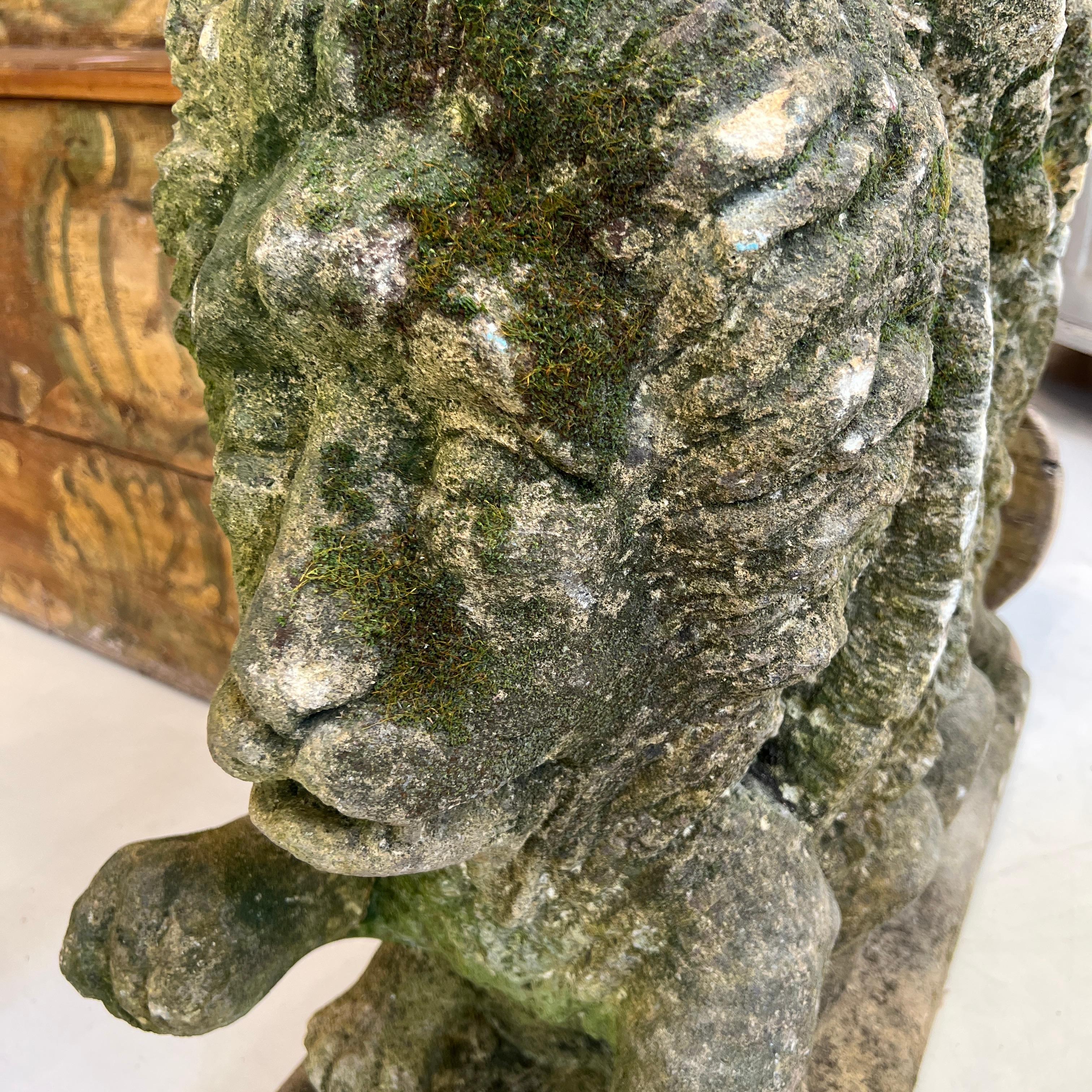 Antique French León Alado de Dos Caras en Piedra Francés en venta