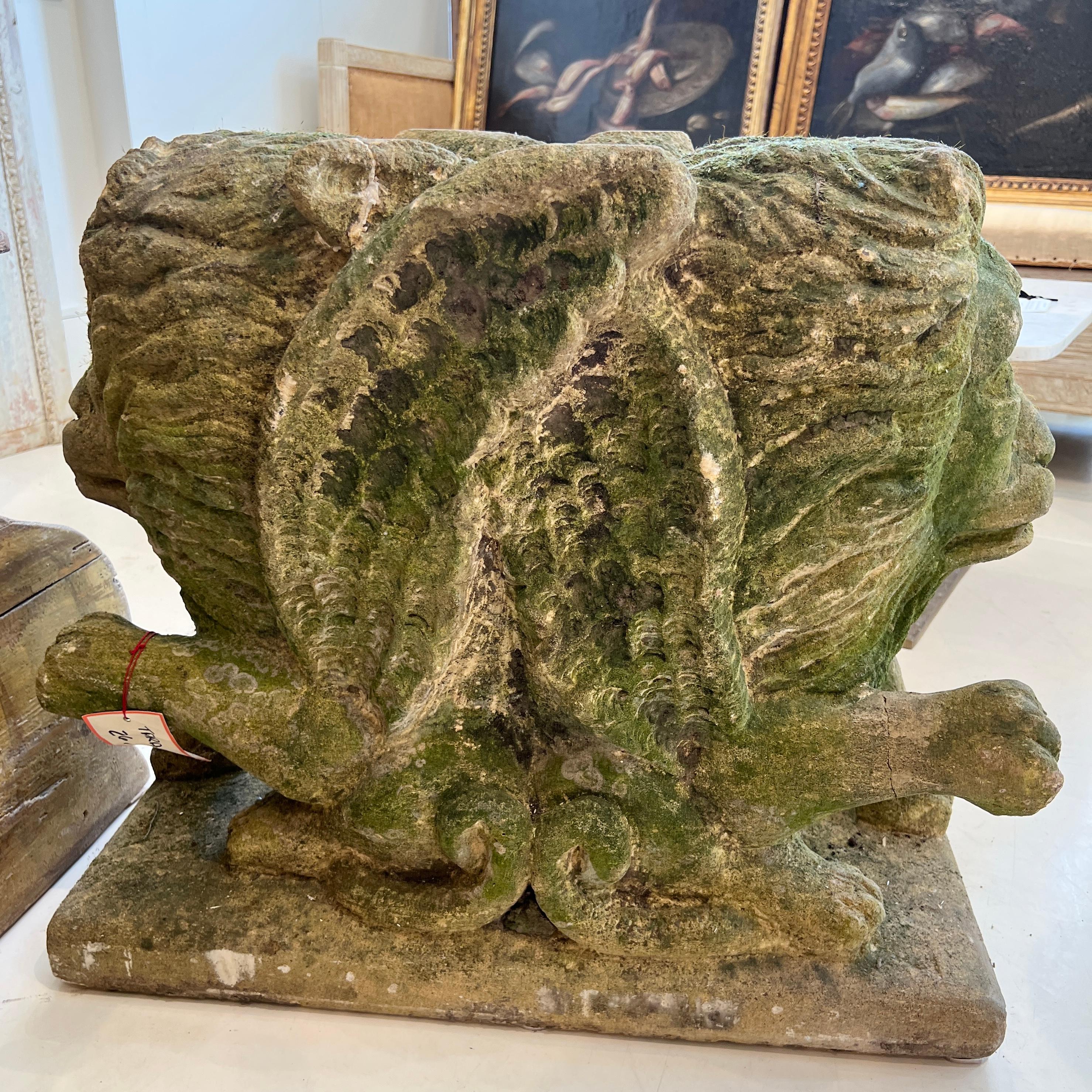 Antique French León Alado de Dos Caras en Piedra en Bastante bueno estado para la venta en New Orleans, LA