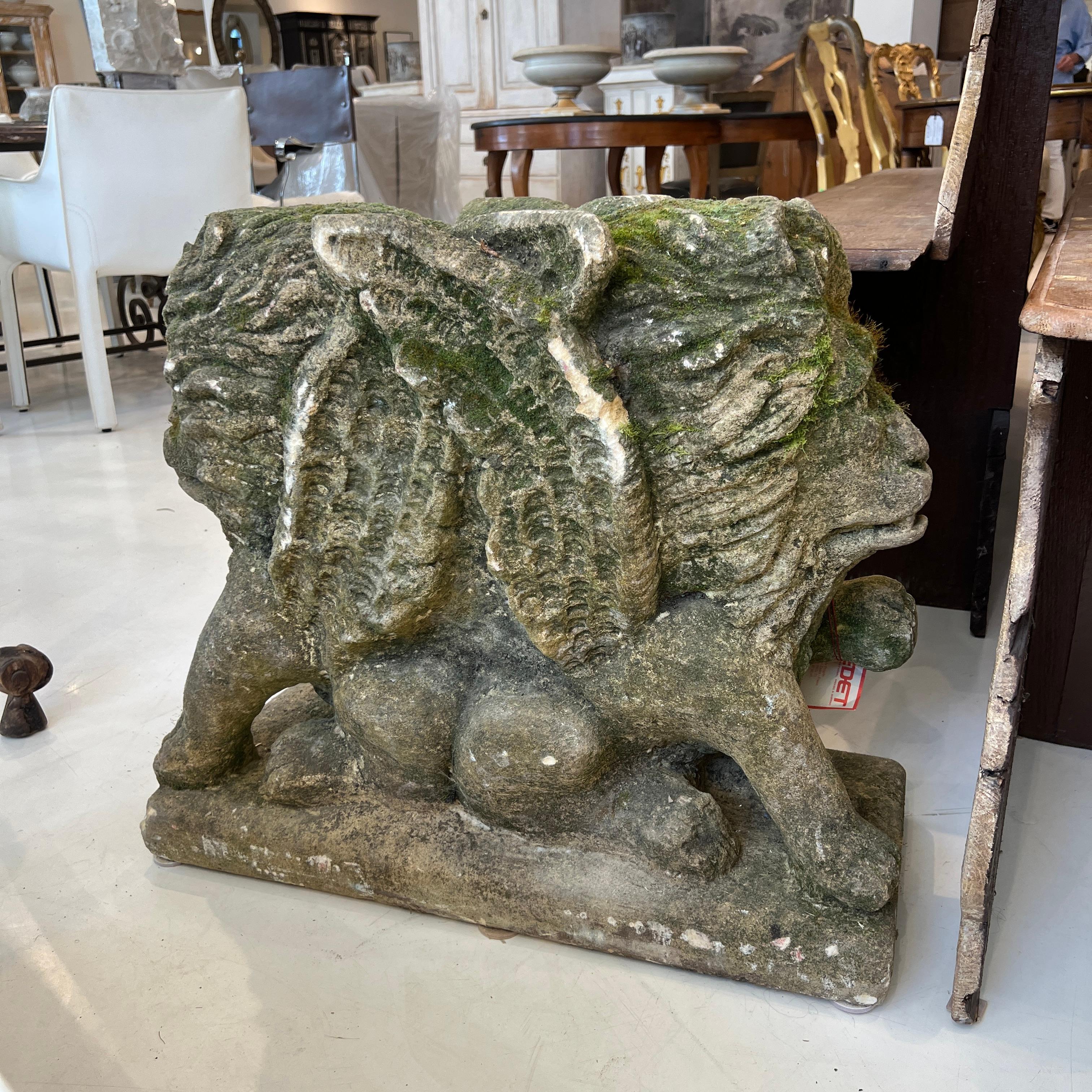 Antique French León Alado de Dos Caras en Piedra en venta 3